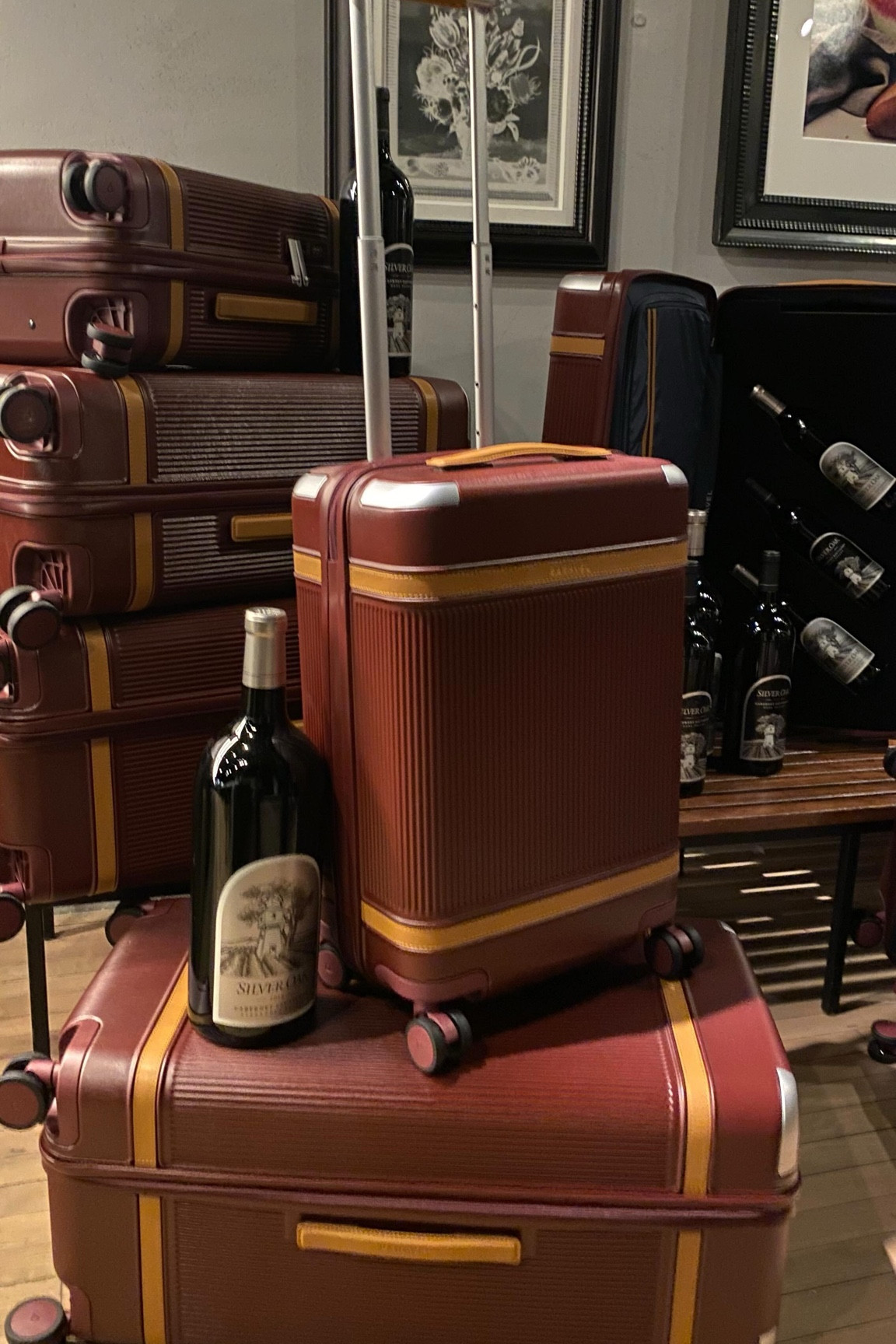Suitcase essentials: clothes optional, wine mandatory.😏🍷
To ensure you are prepared for all upcoming travel make sure to take this chic suitcase that carries your wine in style.  The leader in sustainable luxury travel @paravel and celebrated winemaker, @silverooakcellars have teamed up to launch a limited edition suitcase collection just in time for the holidays. And what better way to celebrate than fine dining prepared by @yannnurynyc.  Cheers!  #thesocialny #bestsuitcaseforwine 
#traveltipsandtricks 
#travelaccessories #travellifestyle #travelluggage #travelmusthave #thesocialny_travel #luxurytravel #luxurytraveladvisor #luxurytravelexperts  #travelconsultant 
 #protravelhackingmasterclass #travelhackingtips  #winetasting #winetime #winelover