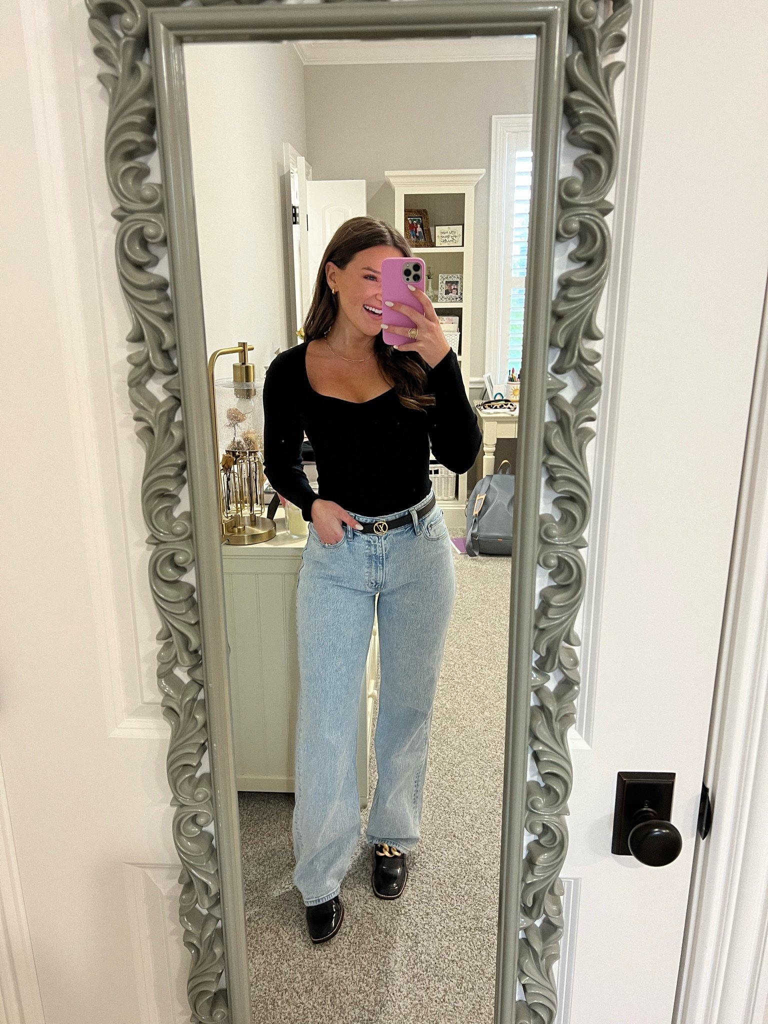 wearing a small in the top and a 26 in the jeans!! This top is SO flattering… I’m obsessed! 