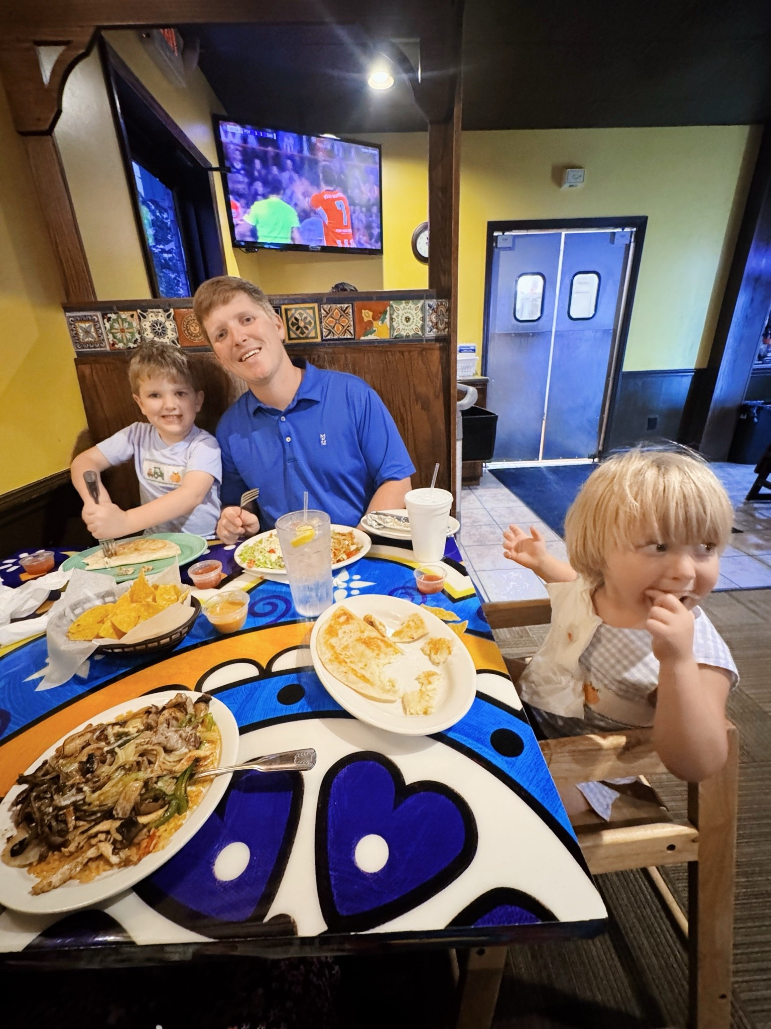 A quick little mexican 🌮 lunch 🍽️ before heading to our best friends’ little girl’s birthday 🎂 party 🥳 back in sparkle ✨ city!! 🏙️ Happy Sunday, y’all!! 💖