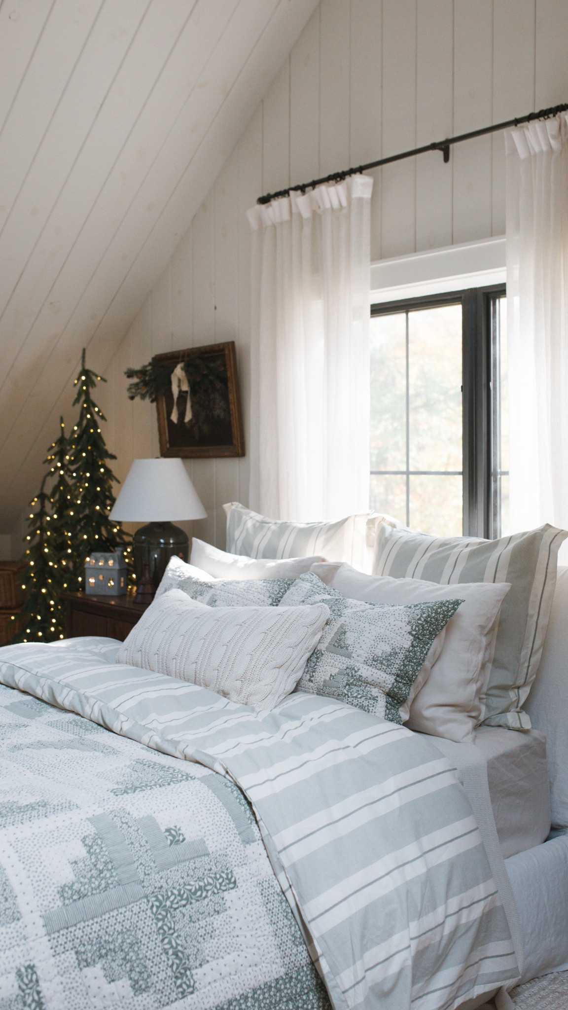 Christmas bedroom details ✨🎄 #christmasbedroom #christmashome

#LTKSeasonal #LTKHoliday #LTKHome