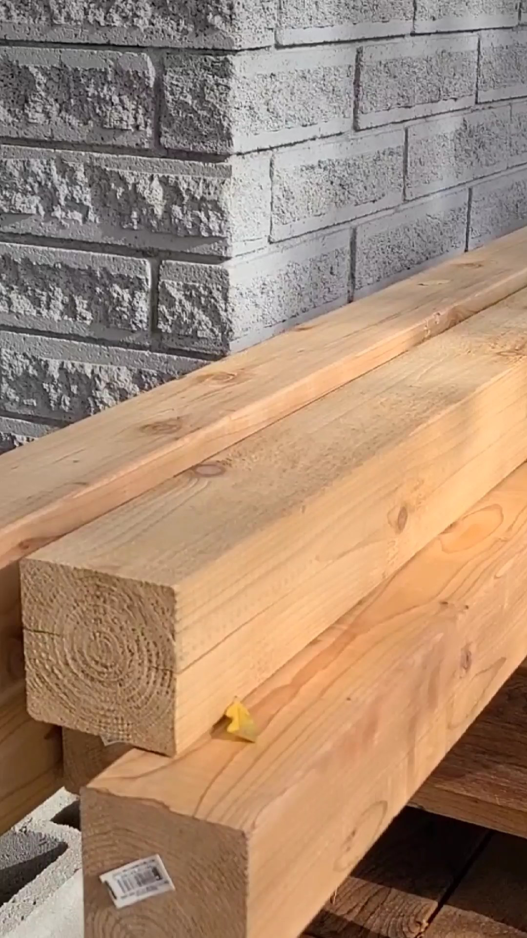 Need extra seating in your backyard? Build this budget-friendly bench with concrete blocks and 4x4s!  

 #LTKHome