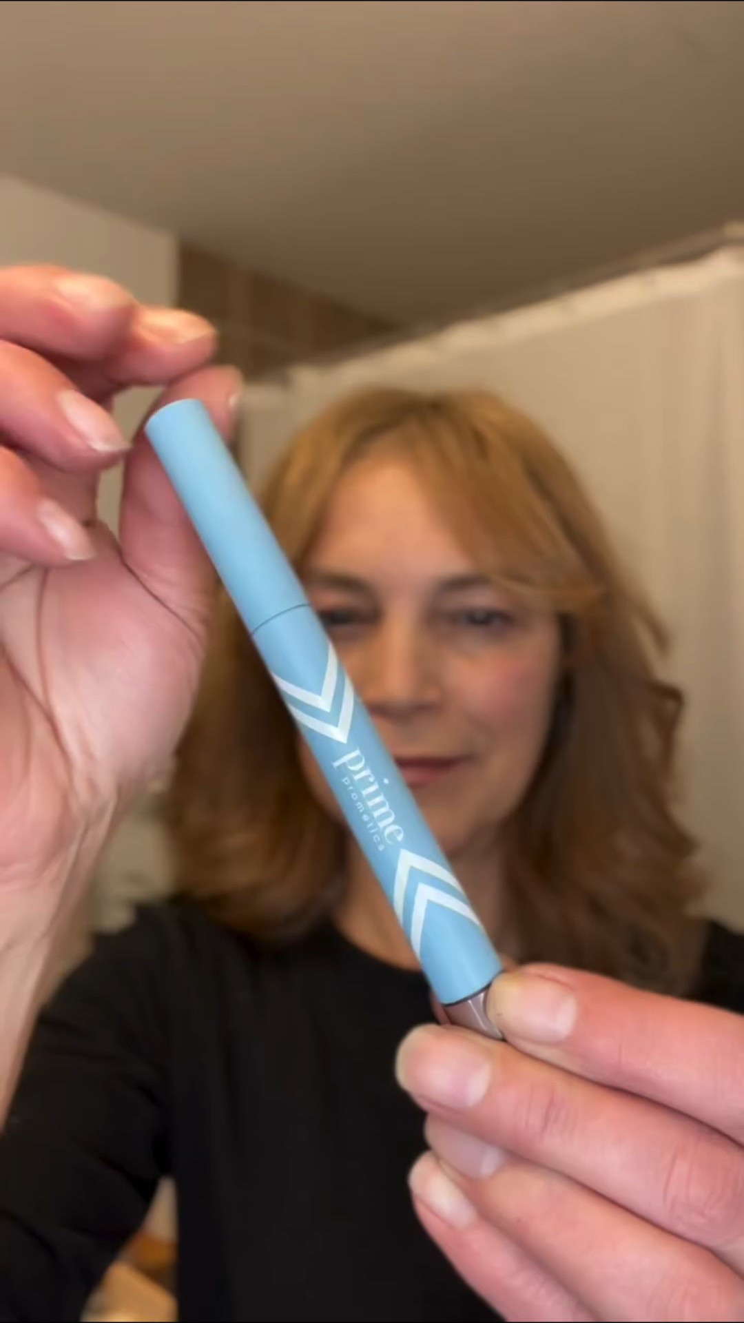 Brings light to your face. The illuminating, velvety base adds radiance to mature, tired eyes. Awakens and nourishes the dry, dull skin around them. Enhances your natural eye colour. Lends a fresh pop. @primeprometics 

* Illuminating
Erase darkness, tiredness, stress

* Visible elevation
Apply to your lids and inner corners. Enjoy an eye lift effect.

* Nourishing formula
Jojoba oil rejuvenates dull, lined skin around mature peepers.

* Wears weightless, perfect 
Stays where you put it, without smudging or migrating. 

#besteyeshadow #eyeshadowafter50 #eyeshadowlooks #matureskinmakeup #proage #eyeshadowstick