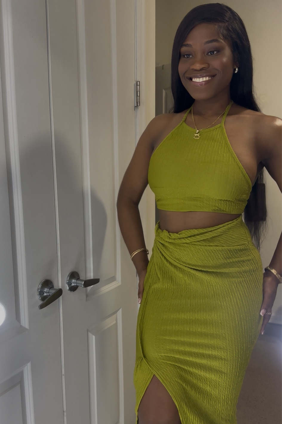 So classy yet sexy dinner look!