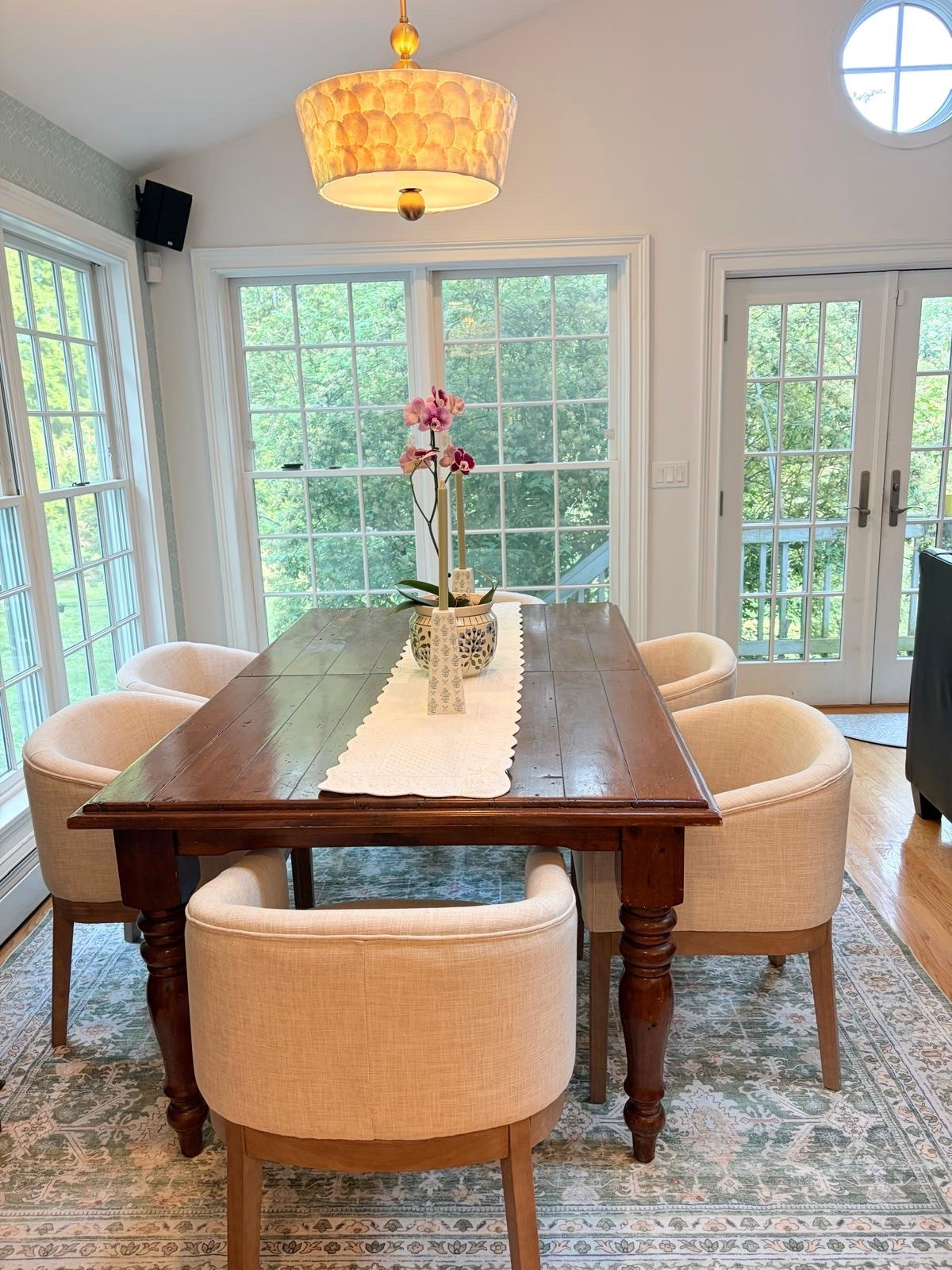 TRANSFORMACION de un COMEDOR. Dejando la misma mesa pude hacer un nuevo look más moderno y cómodo. Con el cambio de las sillas y una elegante chandelier ! 
La mesa es de buena madera y está aún en buenas condiciones. La alfombra y el papel en la pared añadieron bellas texturas. 

.
LIVING ROOM MAKEOVER USING THE SAME TABLE. 

.
Follow me on Instagram : carommchic and YouTube: CarolaMM

#LTKHome #LTKSeasonal #LTKSaleAlert
