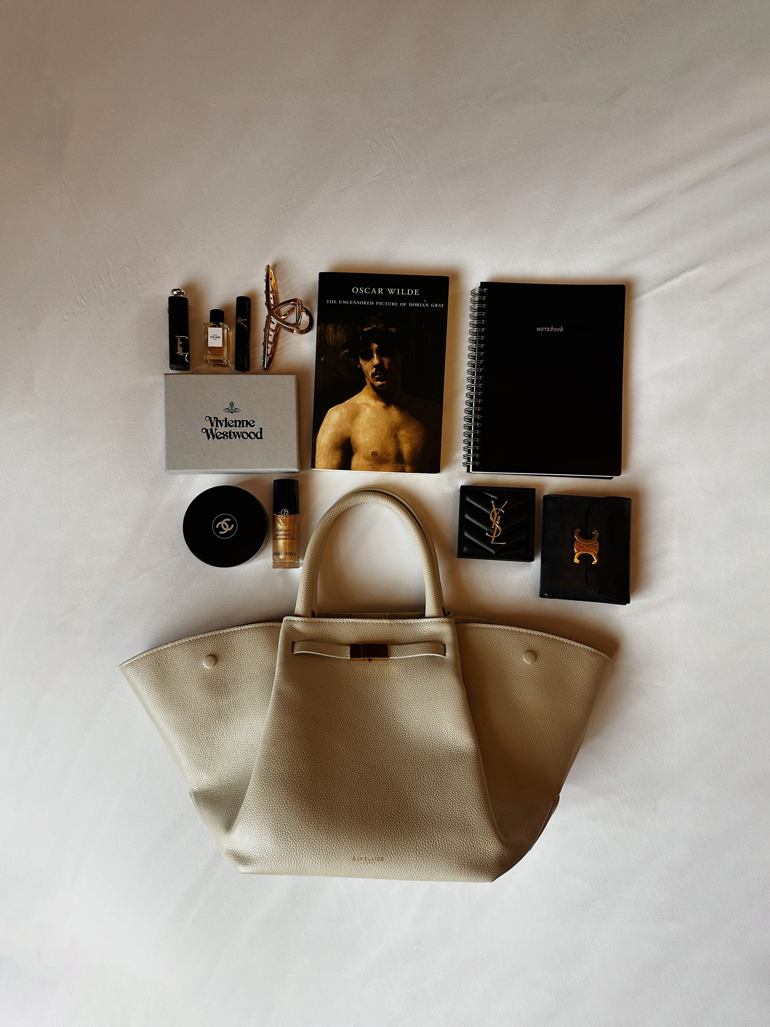 what’s in my bag but make it aesthetic