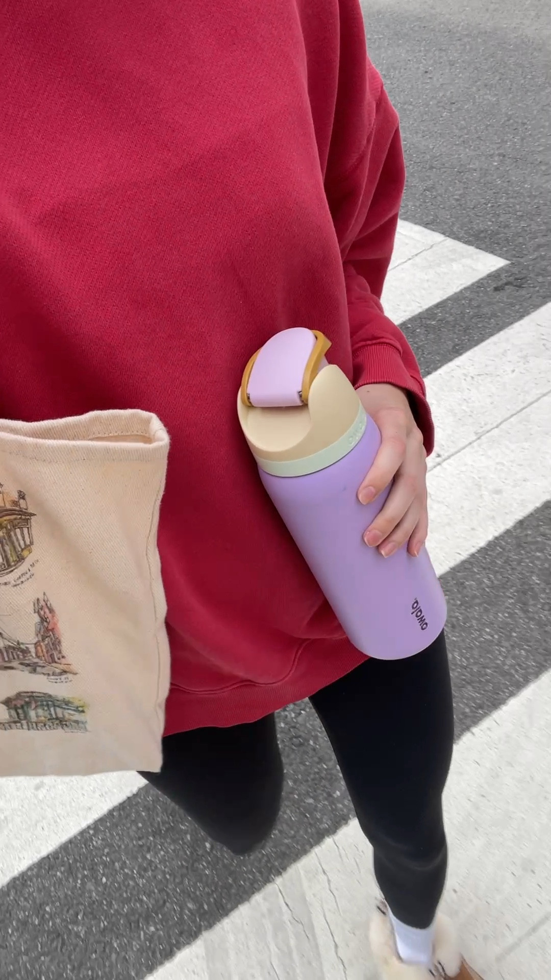 just got an owala and i’m obsessed!! drink so much water with it now lol

also wearing a L in the sweatshirt 