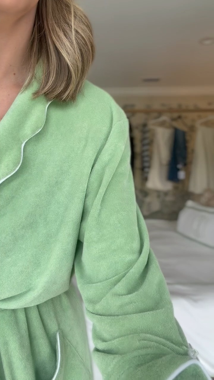 i’ve officially become a pillow person. this one is so good because you can actually adjust the fill to get it exactly how you like it, which makes such a difference depending on how you sleep. it feels supportive but still really soft + cozy, and i love that you can customize the height instead of being stuck with whatever the pillow gives you.

i’m very picky about my pillows and this has quickly become one of those little upgrades i look forward to getting into bed for every night.
 

 