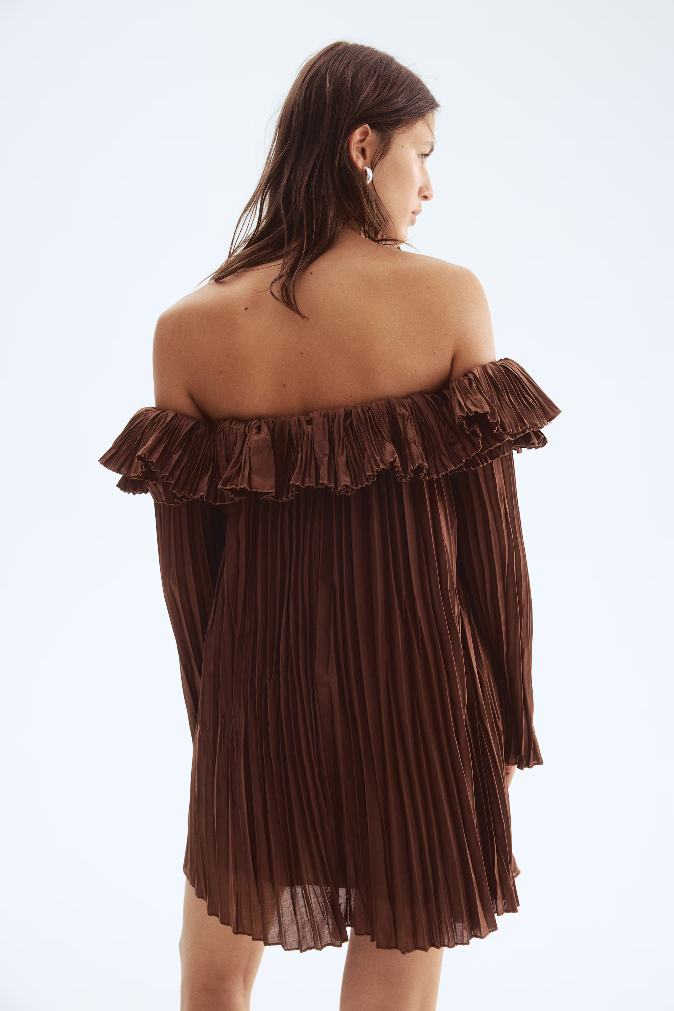 Pleated off-the-shoulder dress - Dark brown - Ladies | H&M GB | H&M (UK, MY, IN, SG, PH, TW, HK)