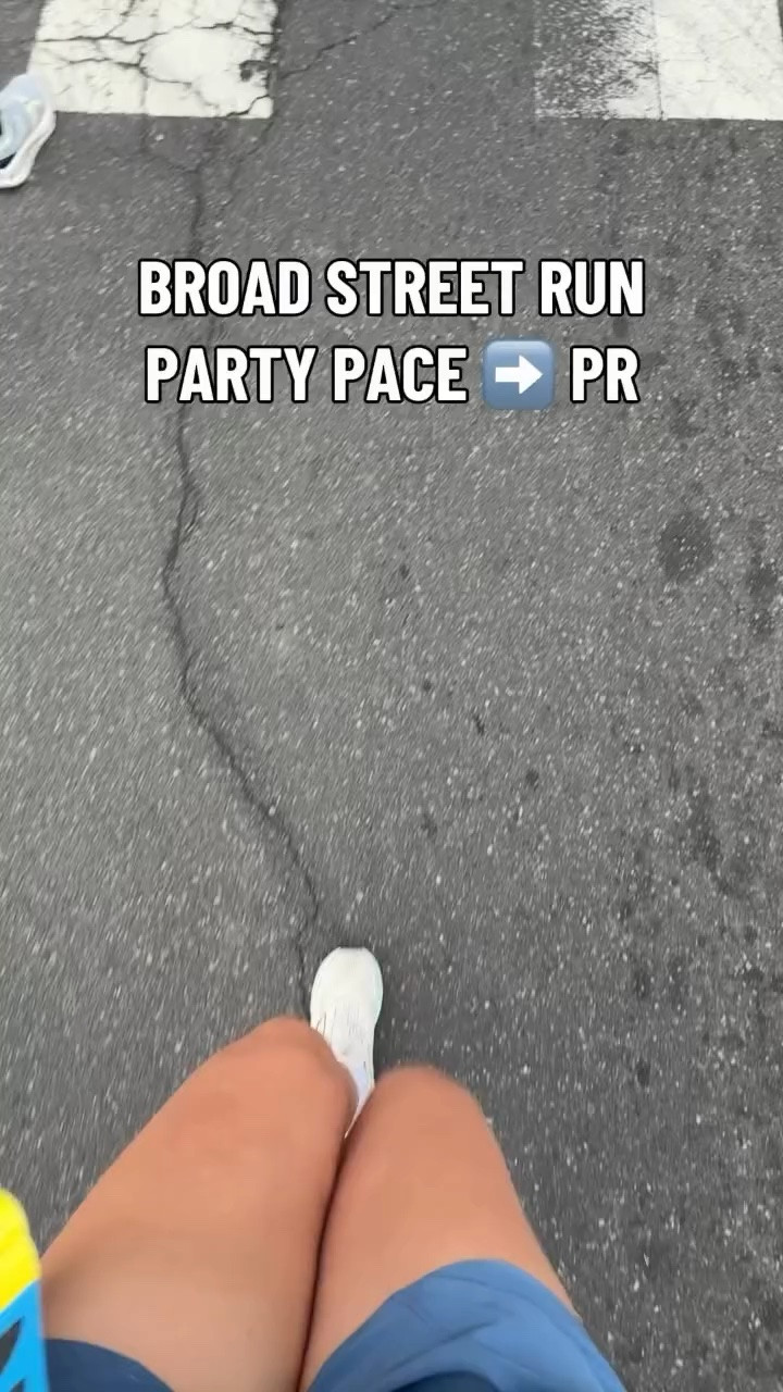 broad street run year 2!!! as mile 4 approached, i had 2 mental choices to make 1) DNF 2) Party pace & just have fun. i chose option 2 and finished 11 mins faster than last year!!!!!💛💛 
•
my body does pretty cool stuff & my self-talk definitely helps
•
#bsr #broadstreetrun #phillyrun #runninggirlies #partypace