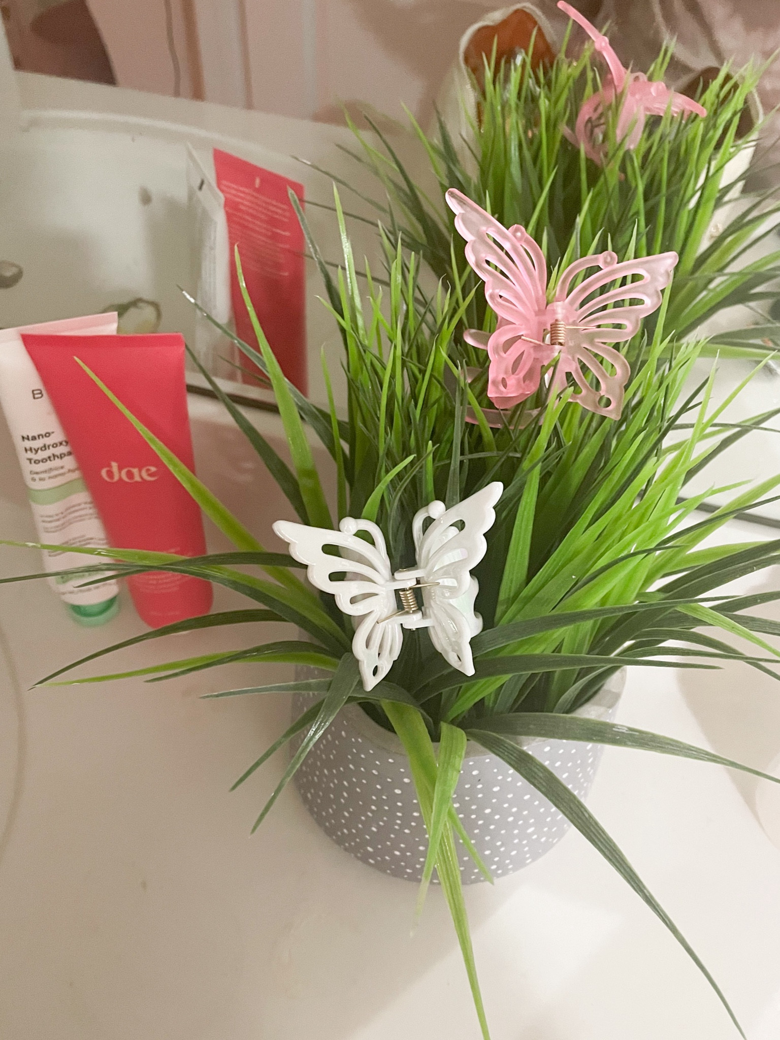 Butterfly Clip Garden 🧚🏼‍♀️🦋🌷#clawclips #clawclipstorage #bathroomhair

#LTKfamily #LTKSeasonal #LTKbeauty