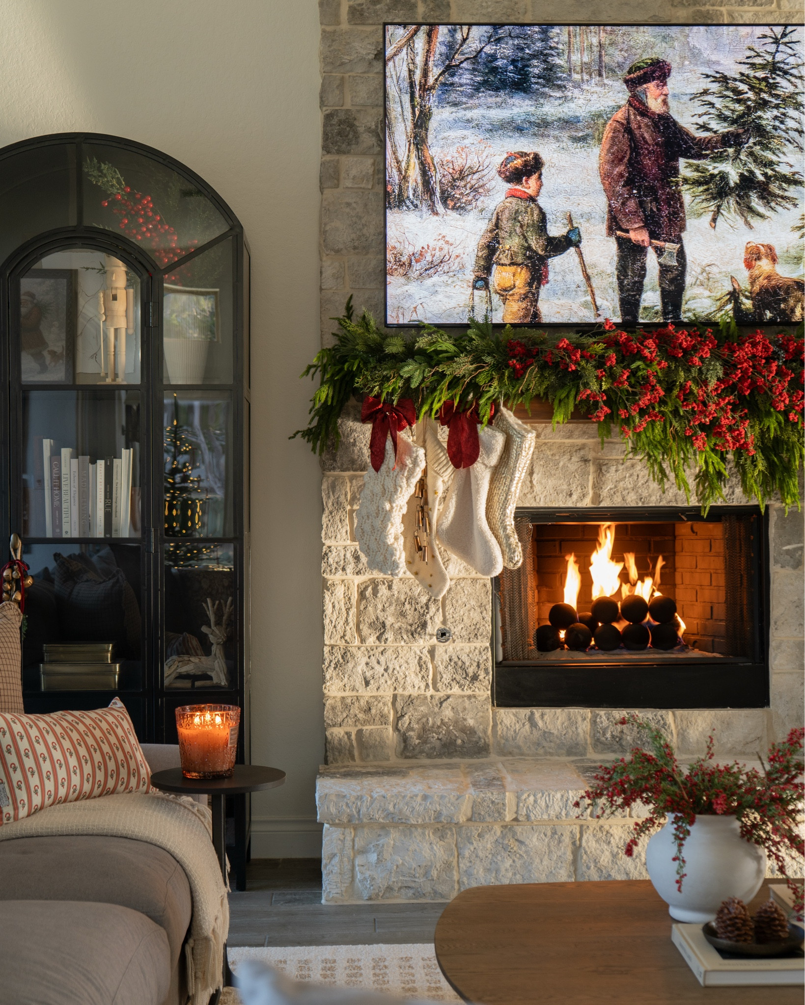 Holiday living room stills 🌲❤️

#LTKHome #LTKHoliday #LTKGiftGuide