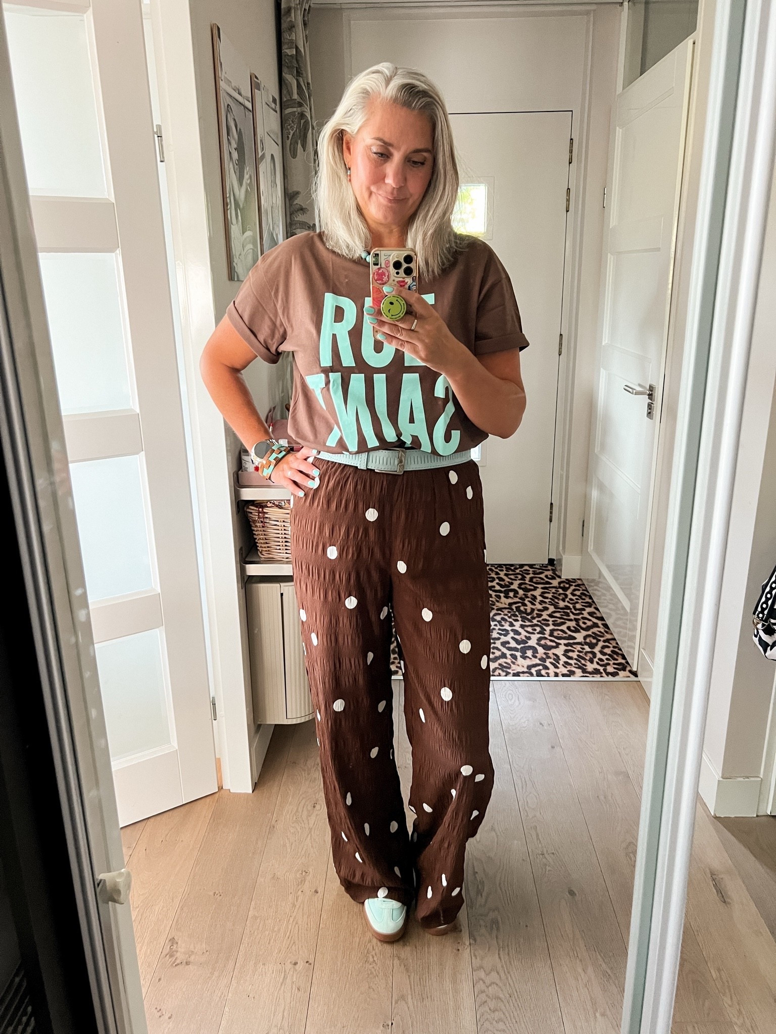 OOTD - Maandag. Bruine polkadot broek (maat 40) met daarop een bruin t-shirt met turquoise print (MyJewellery) en turquoise Puma sneakers.

#LTKnederlands #LTKeurope #LTKsummer
