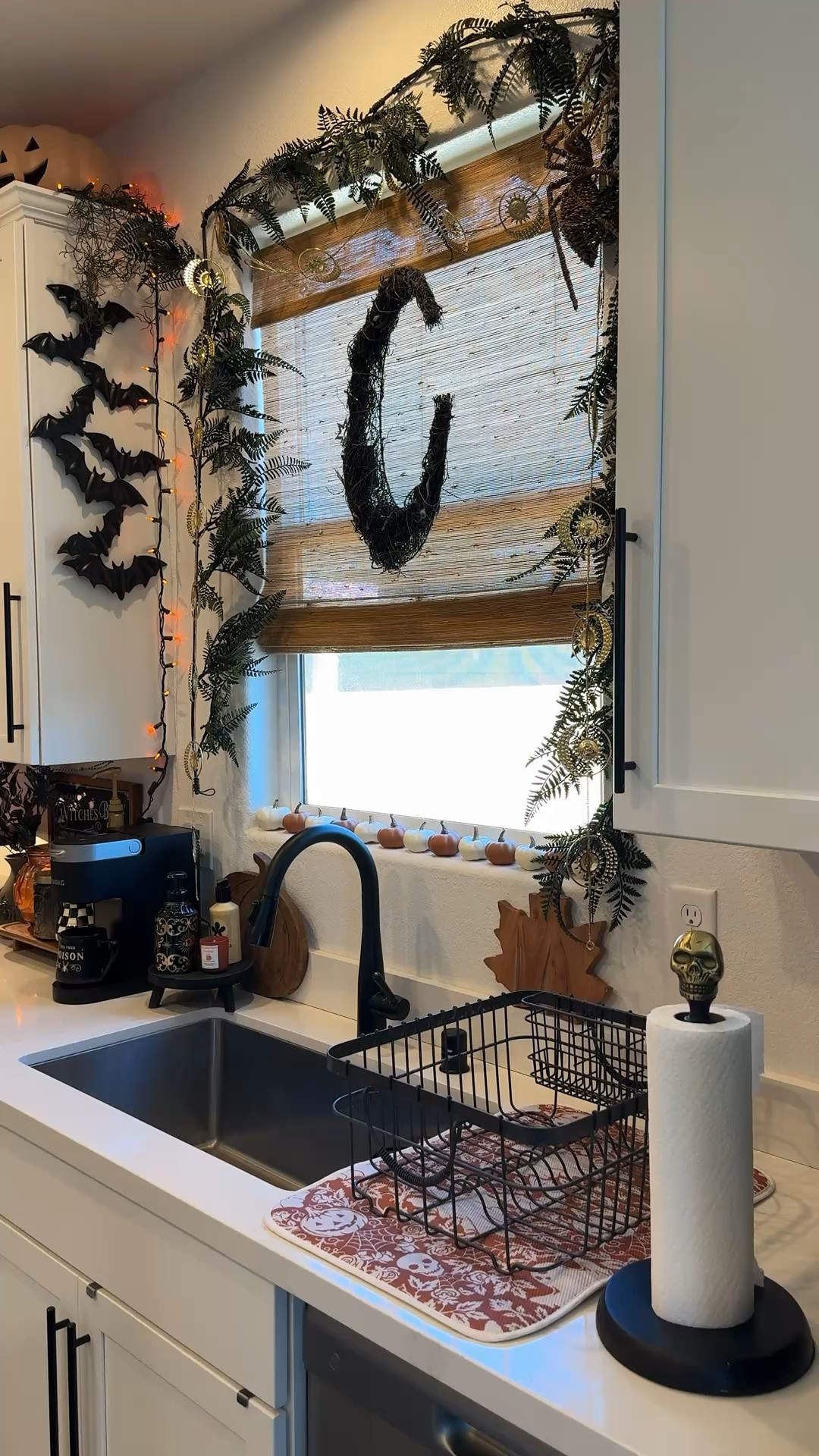 Witchy Kitchen window decor 🌙 #halloween

#LTKHome #LTKSeasonal