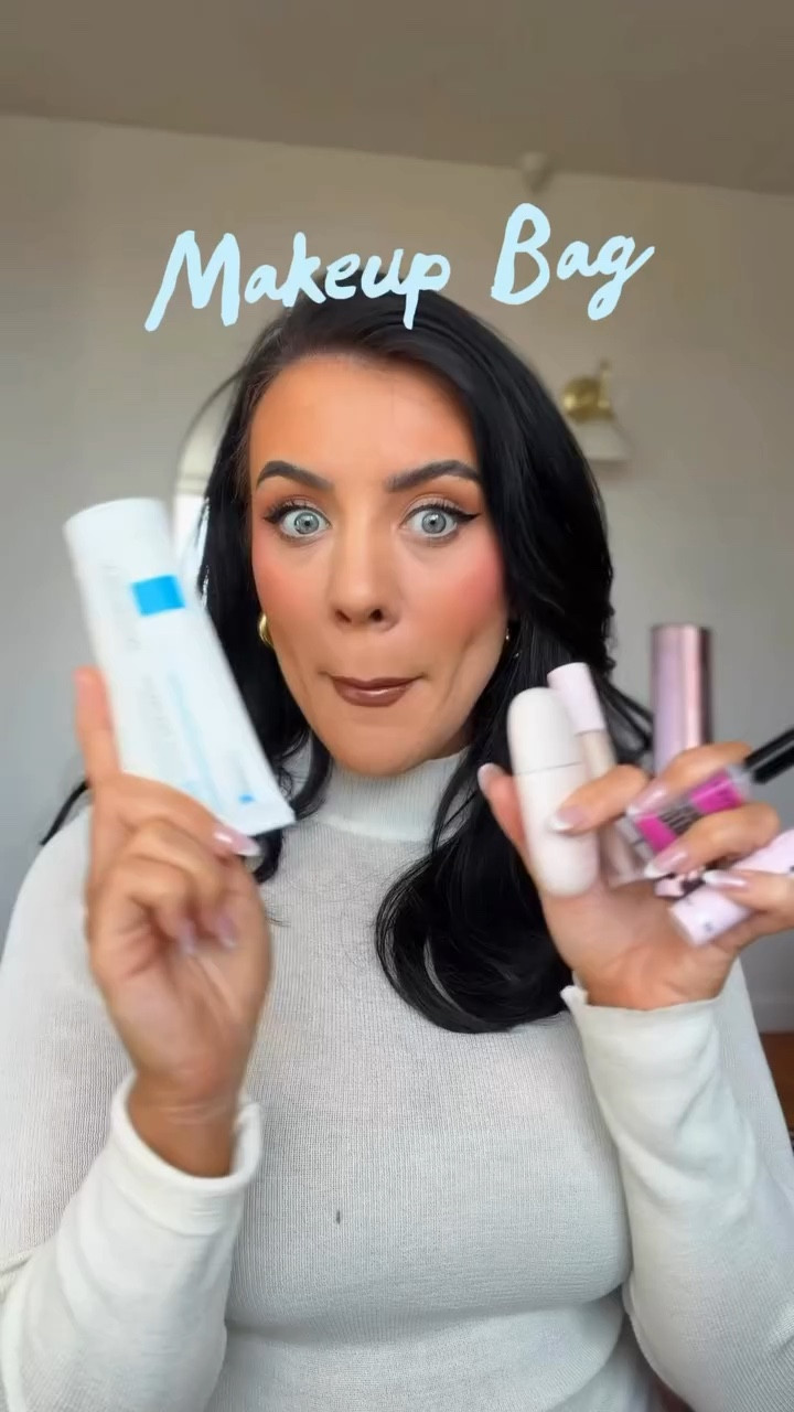 TOP 10 PRODUCTS IN MY MAKEUP BAG 💄💋 
1. MOISTURE (A new fave thanks Bobbi) @larocheposay CICAPLAST BAUME B5+Sp150
2. BROWS @nyxcosmetics_uk Brow Glue so good for laying those brows down 
3. FOUNDATION @kyliecosmetics Skin Tint shaw 5W 
4. CONCEALER @kyliecosmetics 1N
5. CONTOUR @hourglasscosmetics stick 8.5 
6. BLUSH @hudabeauty SHADE peach sorbet 
7. BRONZER @no7uk BRONZE 
8. EYELINER @kyliecosmetics KYLINER
9. MASCARA @kyliecosmetics 
10. GLOSS @vieve BOUNCE BALM
@bootsuk currently have 30% off a lot of the above! Comment LINKS for the links 👏💄💋#makeup #everydaymakeup #makeuprecommendations