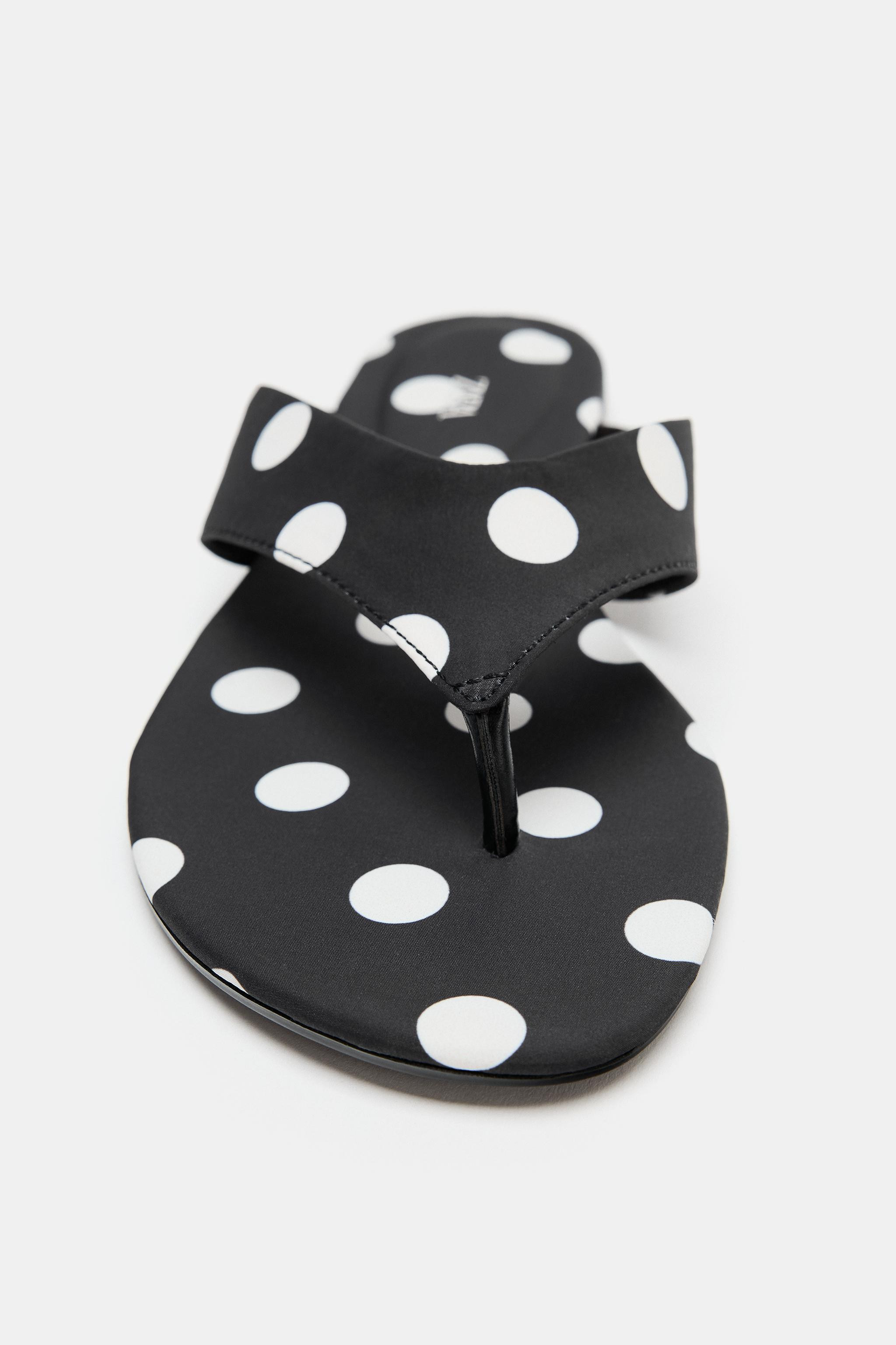 Flat sandals with a polka dot print. Toe post strap. Rounded toe.Sole height: 0.4 inches (1 cm) | Zara US