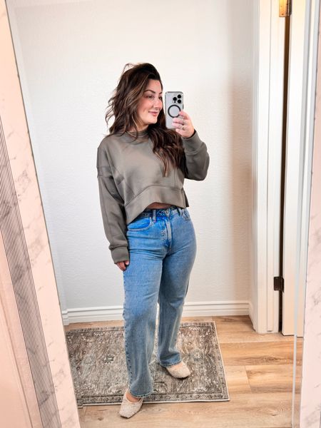 Obsessed with these petite friendly abercrombie jeans!!! 
Jeans wearing a size 26 extra short.. i would now wear a 28 extra short. 🤰🏻 
Sweatshirt: size xs

On sale this weekend only!

#LTKfindsunder50 #LTKsalealert #LTKstyletip