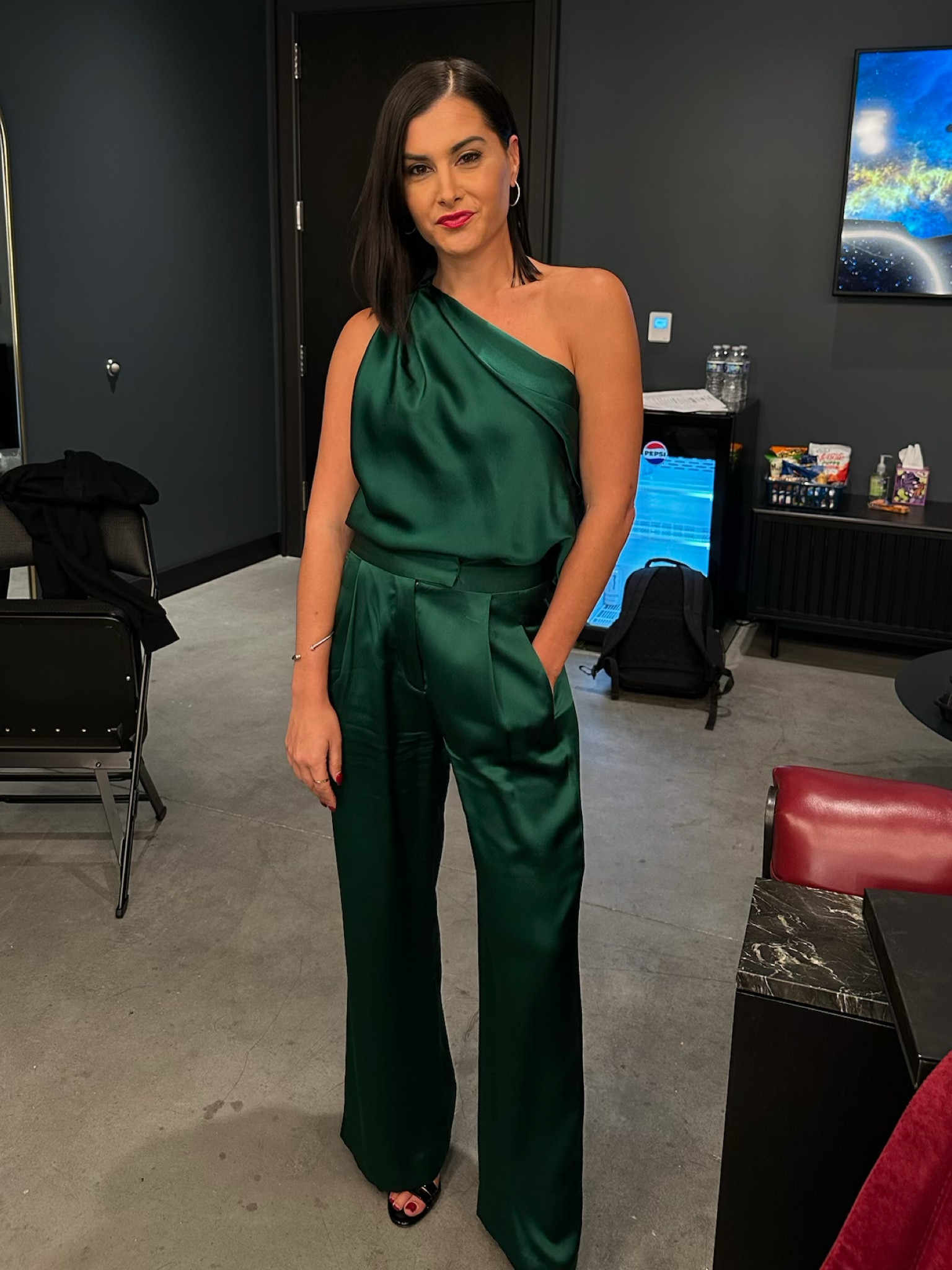 This green satin was the perfect monochrome look for the evening. I can see this being worn at work, cocktail events, weddings or holiday parties! 


Green satin 
One shoulder
Monochrome monochromatic 
Forest green

#LTKParties #LTKWorkwear #LTKSeasonal