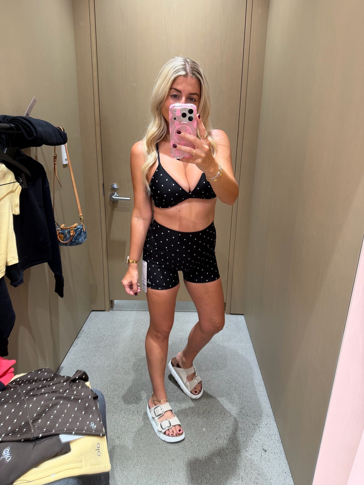 New @Alo Yoga polka dot set
M bra
Small bike shorts
Sandals tts