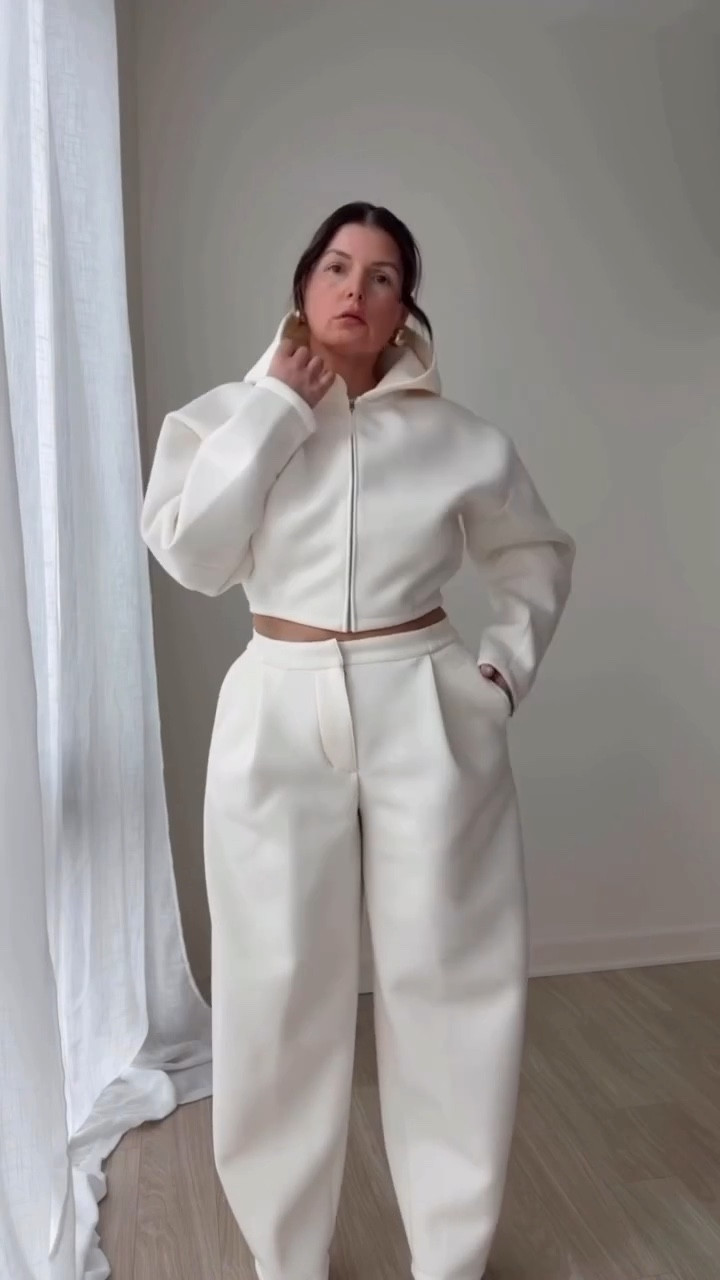 @nike came through with the trouser pant set 😍

Comment LOVE & BASKETBALL for a DM with info on this look 👀 

I’m wearing my true size, medium, in both the zip up crop hoodie and barrel trousers

https://liketk.it/5NRCh