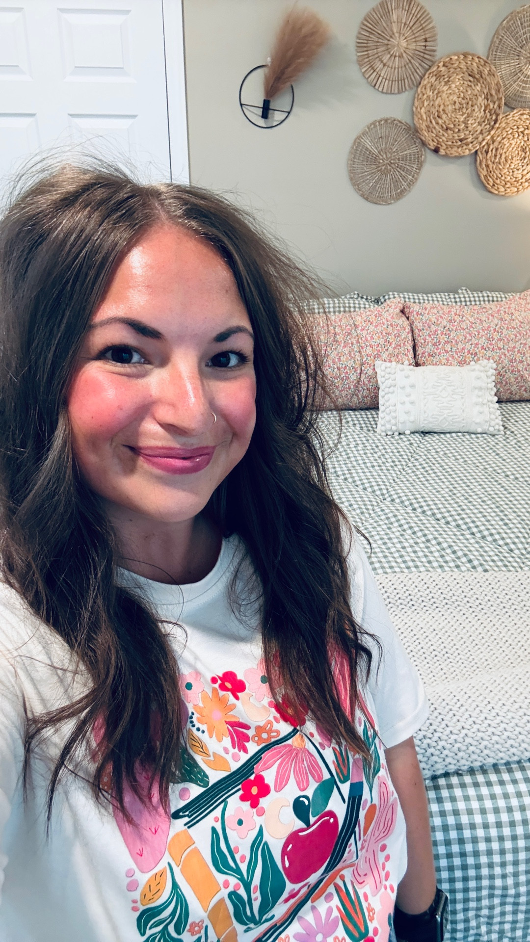 cottage core bedroom energy 💚💐 gingham + ruffles? yes, please!