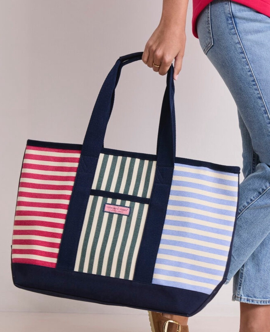 Vineyard Vines large tote $35- 70% off!

#LTKCyberWeek #LTKSaleAlert #LTKGiftGuide