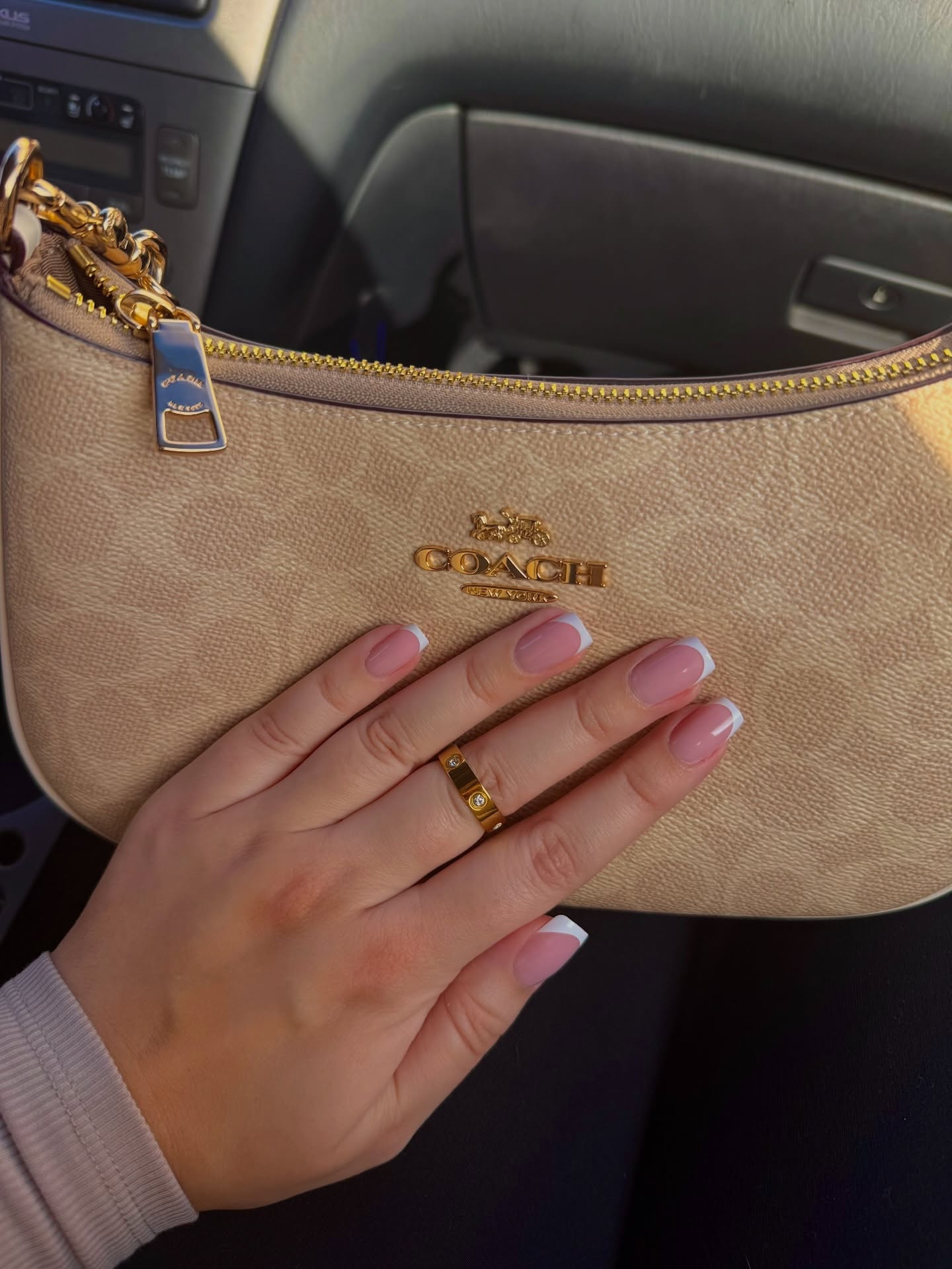 yall know I love my purses and @coach finally restocked one of my favorites in my favorite color combo!! 🤩🤍✨
—
#coach #coachpurse #coachsignature #shoulderbags #springbag