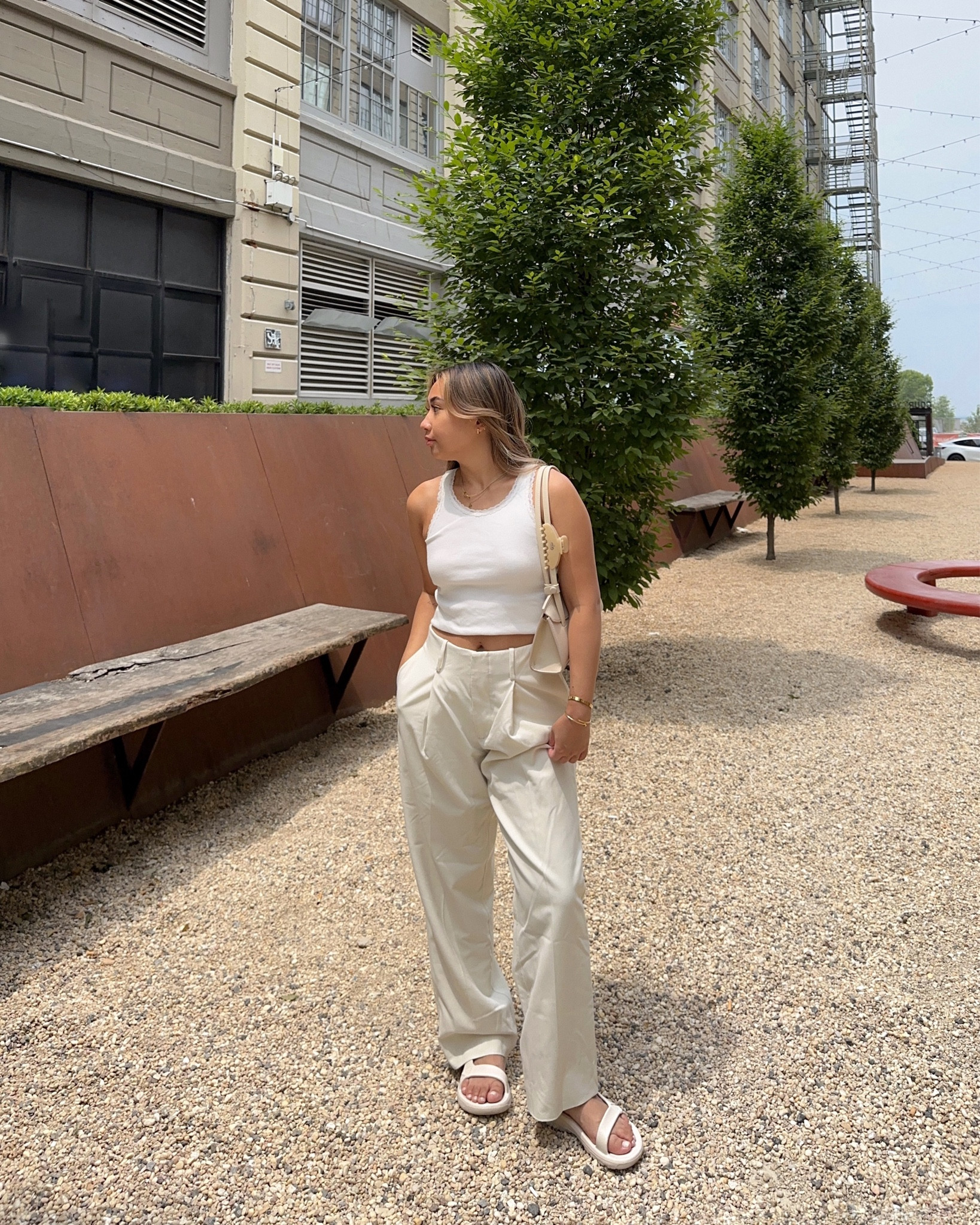 casual summer trouser outfit 🤍
trousers: revolve, similars also linked! 