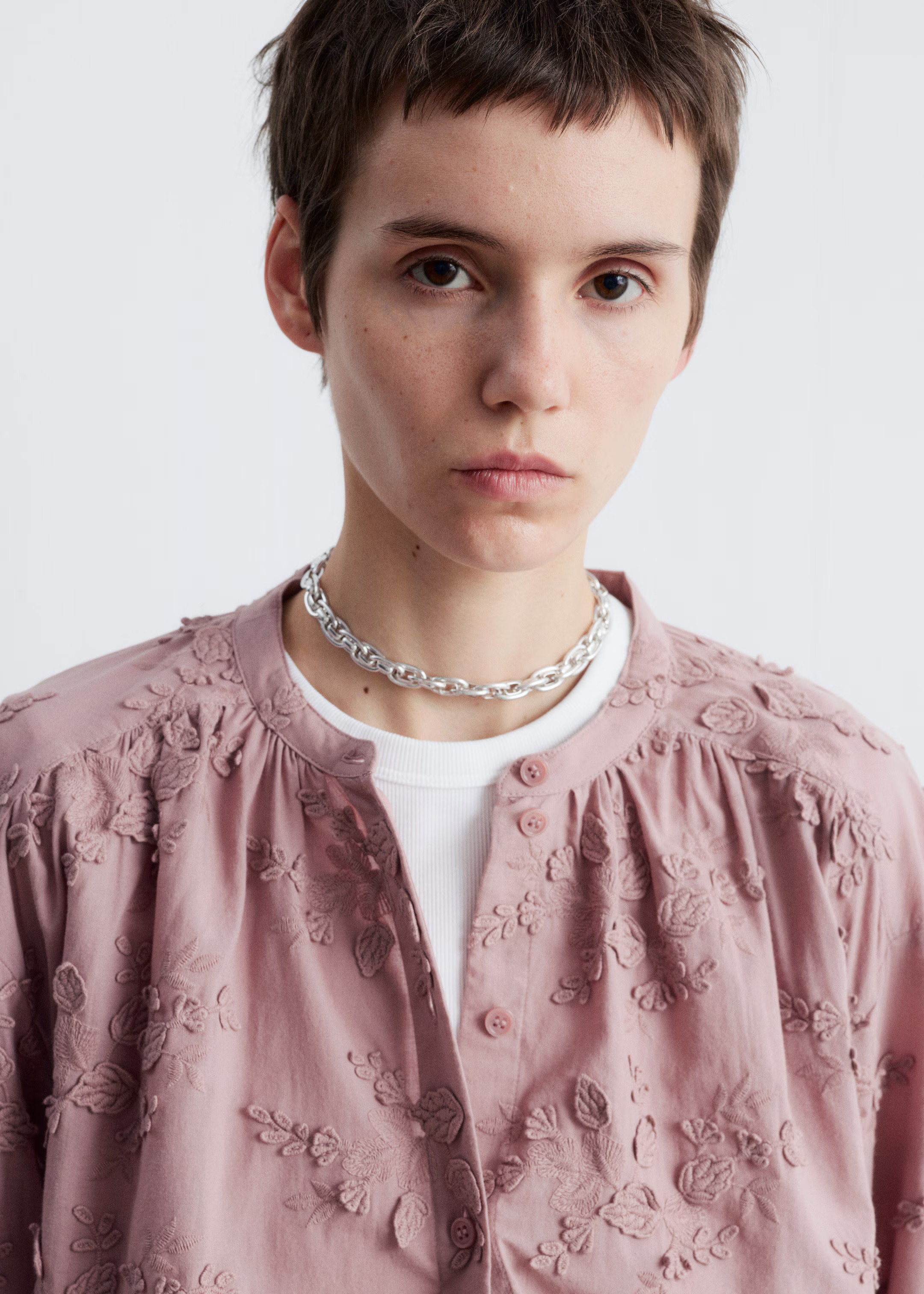 Voluminöse Bluse mit Blumenapplikation | H&M (DE, AT, CH, NL, FI)