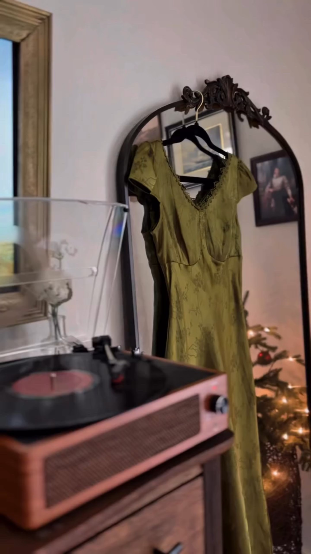 The perfect holiday dress does exist✨Use my coupon code ‘Sidney’ at checkout for 20% off your order @rihoas_official #rihoas #inrihoas