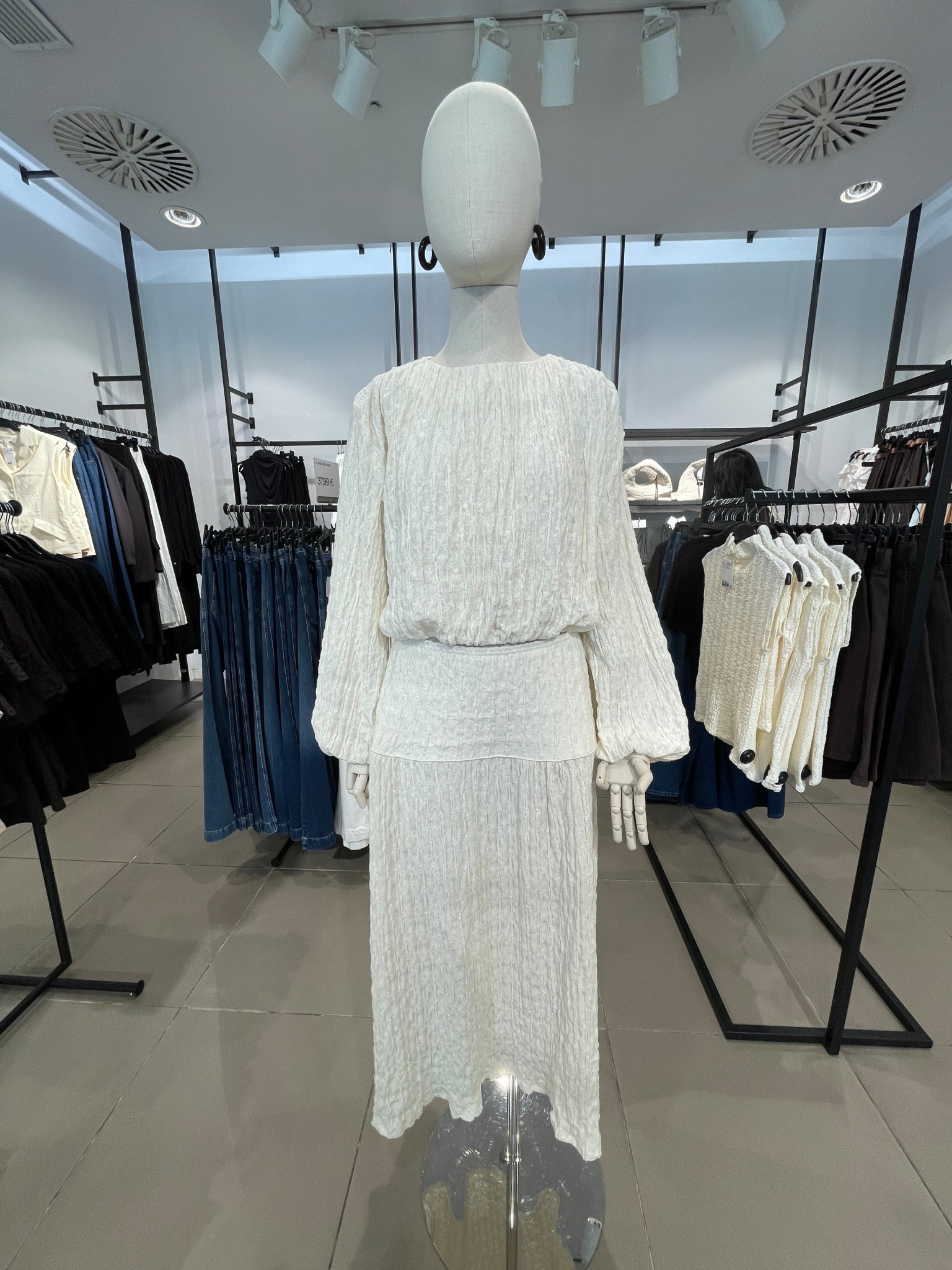 Textured set in 2 gorgeous shades 🖤

Tags: H&M new-ins, H&M haul, H&M Studio, spring outfits 2026, chic & basic outfit, capsule wardrobe, office look, brunch style, high street, midi skirt, baloon-sleeved top.

#LTKsummer #LTKstyletip #LTKspring