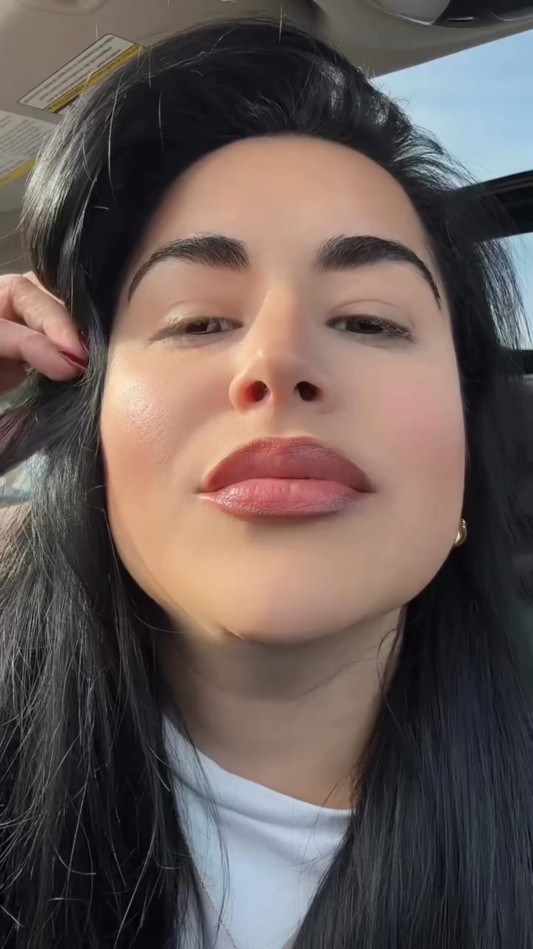Si tienes los labios deshidratados, sin color y quieres realzar tu belleza de forma natural, este lip combo es tu nueva obsesión. ✨💋

Primero defino mis labios con el Rimmel Lasting Lip Liner – tono 705 Cappuccino, y luego aplico la estrella del look:

✨ L’Oreal Paris Plump Ambition pH Hyaluron Lip Oil – tono 010 Cristal Ice ✨ @lorealparis  Este lip oil lo hace TODO: hidrata profundamente, da volumen

#LTKBeauty #LTKmomlife #LTKGiftGuide