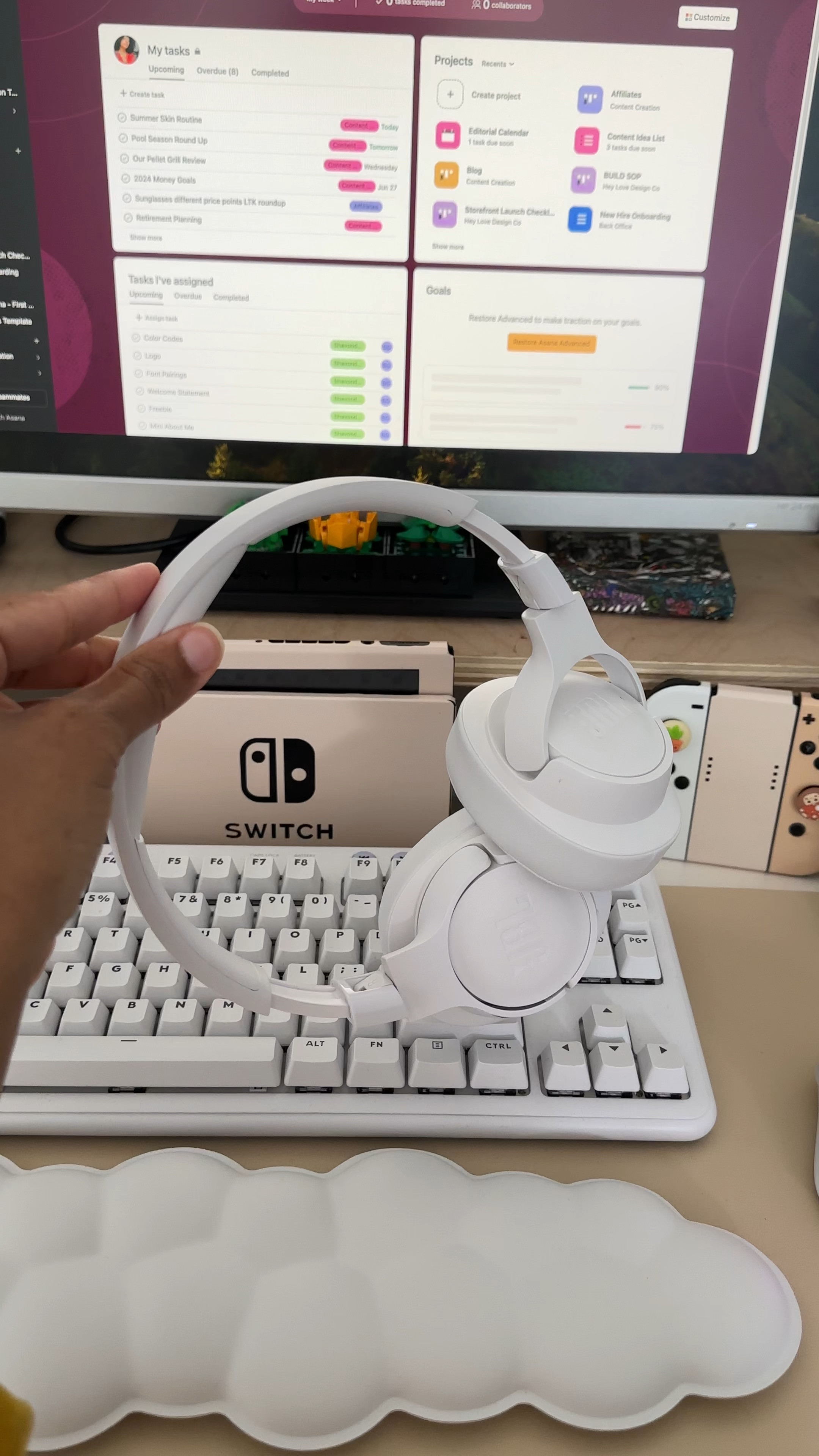 These JBL Noise canceling headphones are my fave. I wear these for hours with no discomfort. 🖤

#LTKSaleAlert #LTKFindsUnder100 #LTKGiftGuide