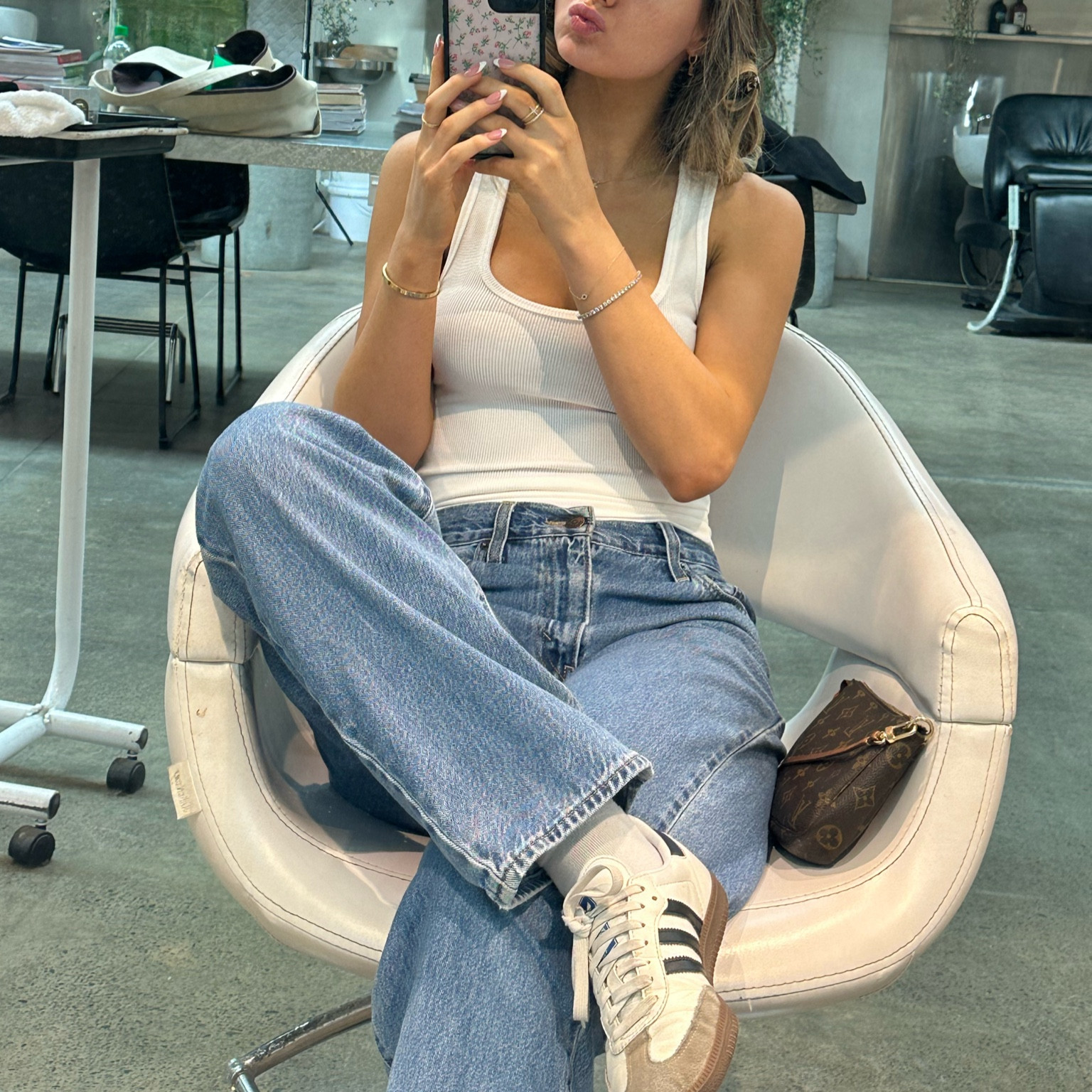 Dissh tank size: 6
Levi’s size: 24