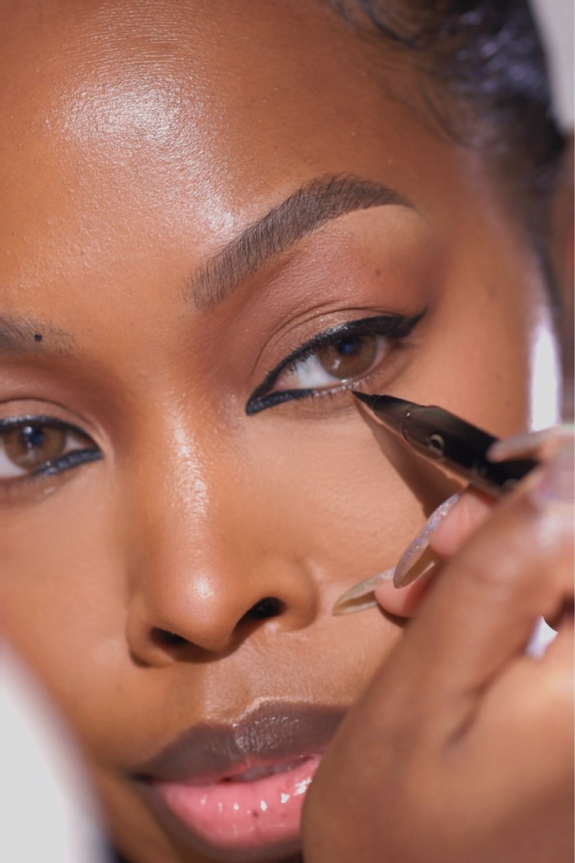 This is the liner 🖤

This has been one of my go to pen liners for a while now, it’s had a little makeover! I’m really enjoying the new formula, I noticed straight away that it’s more opaque and it has a nicer inky flow to it. Im loving the packaging glow up too, the shiny finish and slightly heavier feel to the pen makes is feel a lot more luxurious. 

I can definitely get the same effect to my makeup with the old eyeliner but it just takes a little more work and you guys already know any way to speed up my makeup I’ll take! 

🖤

@kvdbeauty 
•Tattoo liner; trooper black 10

@wonderskin 
•1440 longwear eyeliner: liquorice 

#kvdbeauty #eyelinertutorial #eyelinerpen #blackeyeliner #makeuptips #simplemakeup #makeupreel #easymakeup #makeupdolls #wakeupmakeup