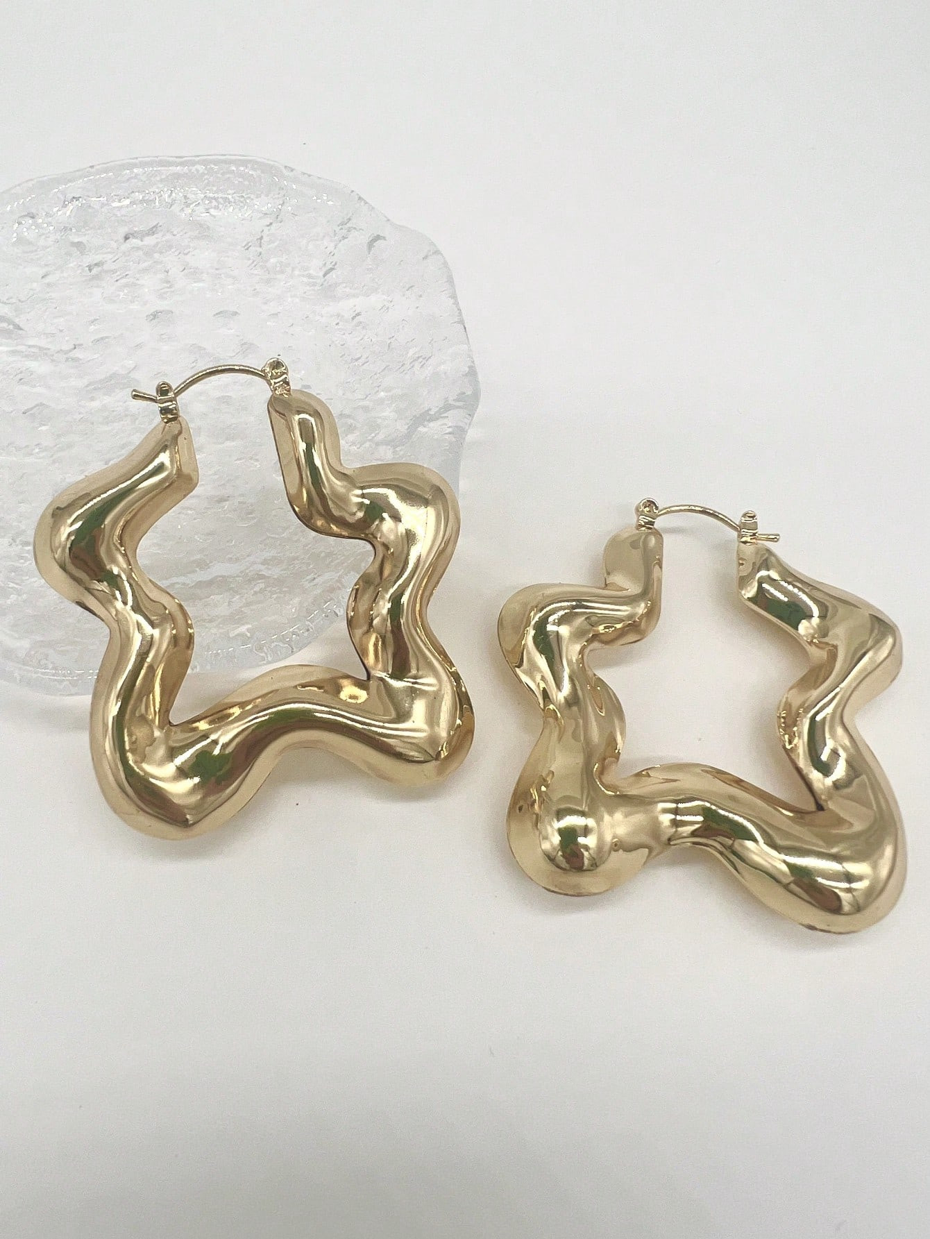 1pair Fashionable Wide Five-pointed Star Shaped Earrings With Golden Color For Autumn And Winter | SHEIN