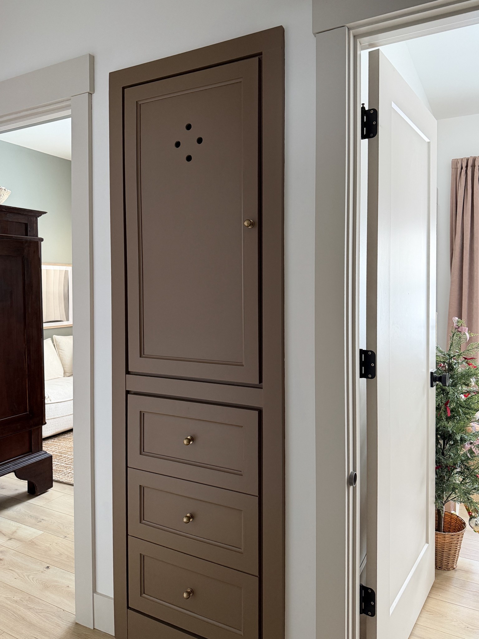 DIY linen closet makeover with the prettiest affordable hardware 

#LTKFindsUnder50 #LTKHome