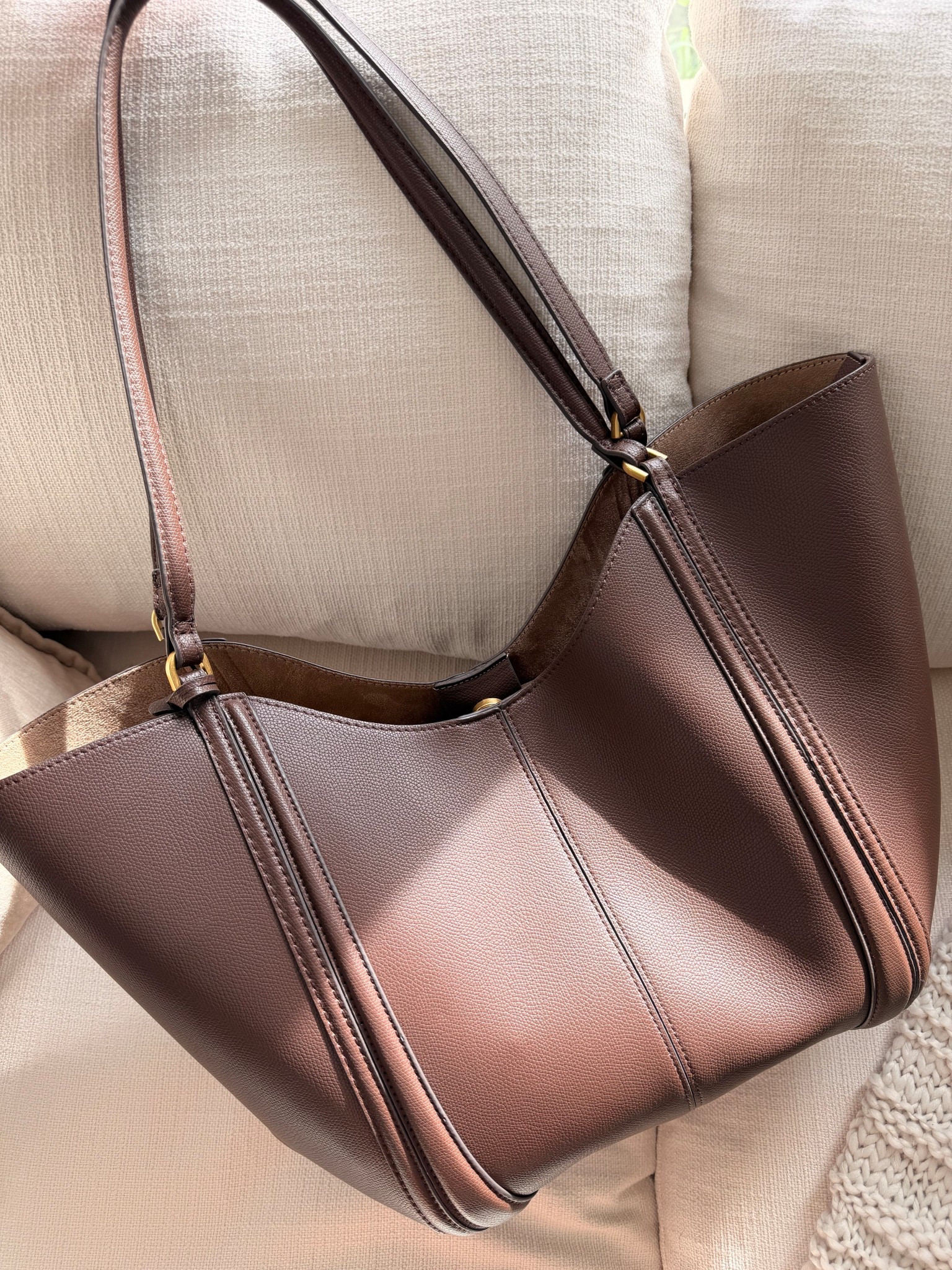 The perfect everyday carry 🤎
This maxi shopper from Zara fits everything while still looking elevated, obsessed with the structured shape + subtle topstitching.