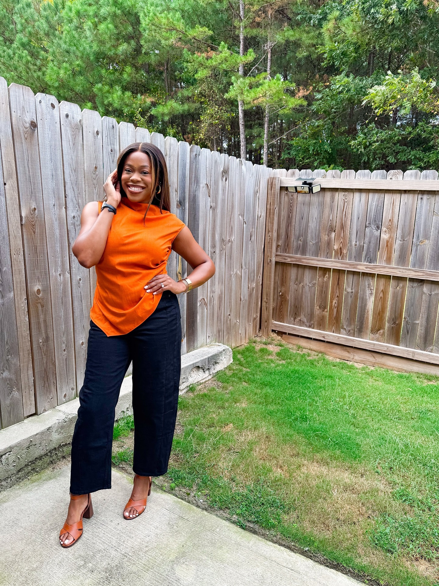 🧡🎉 - Outfit of the Night to Celebrate 

Top @prettylittlething 
Bottom @oldnavy 
Hair @hairvivi_official
 
#hairoftheday #ootn #ootd #plt #oldnavystyle