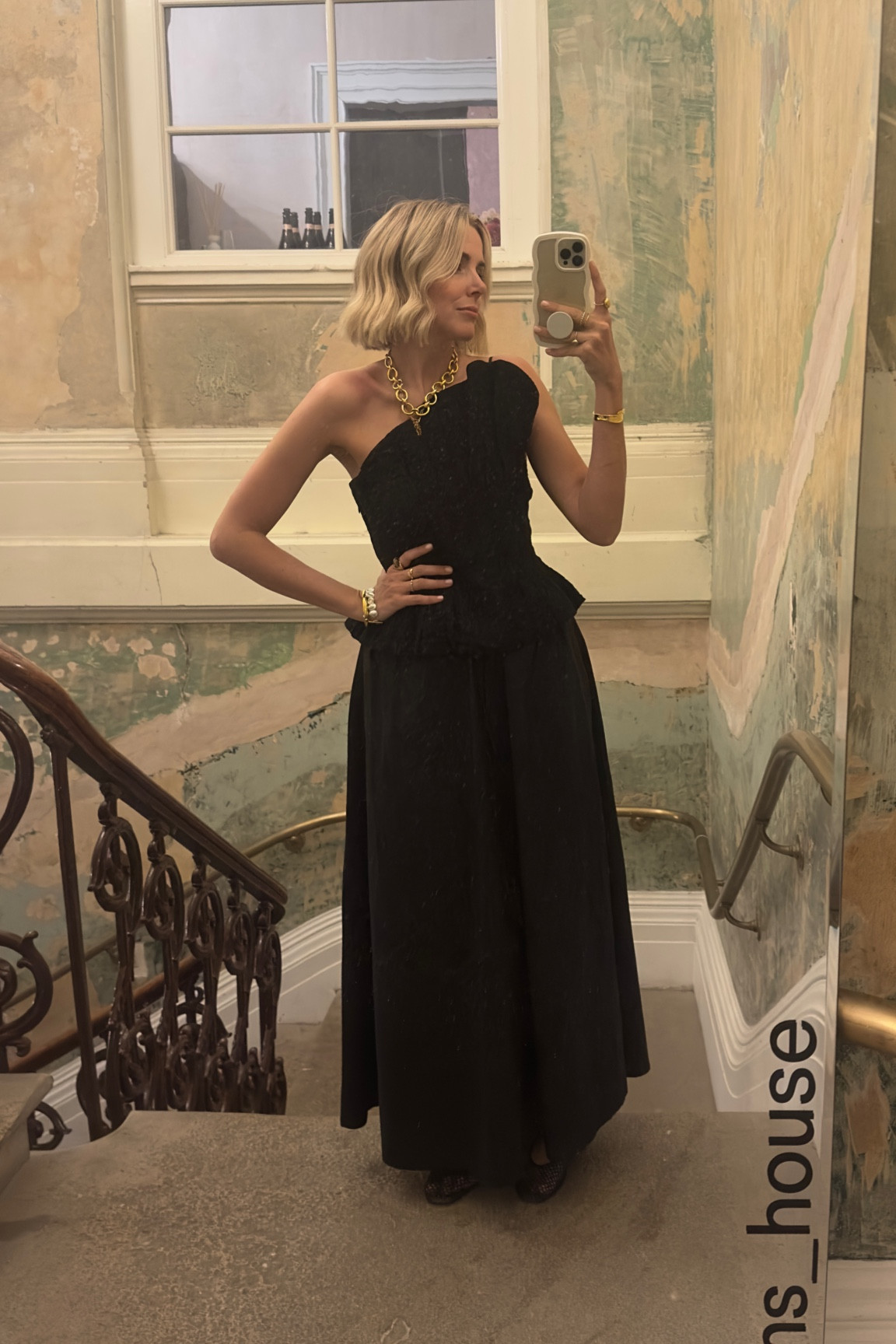 Black maxi skirt 
Assymetric top 
Corset top 

#LTKeurope #LTKuk #LTKstyletip