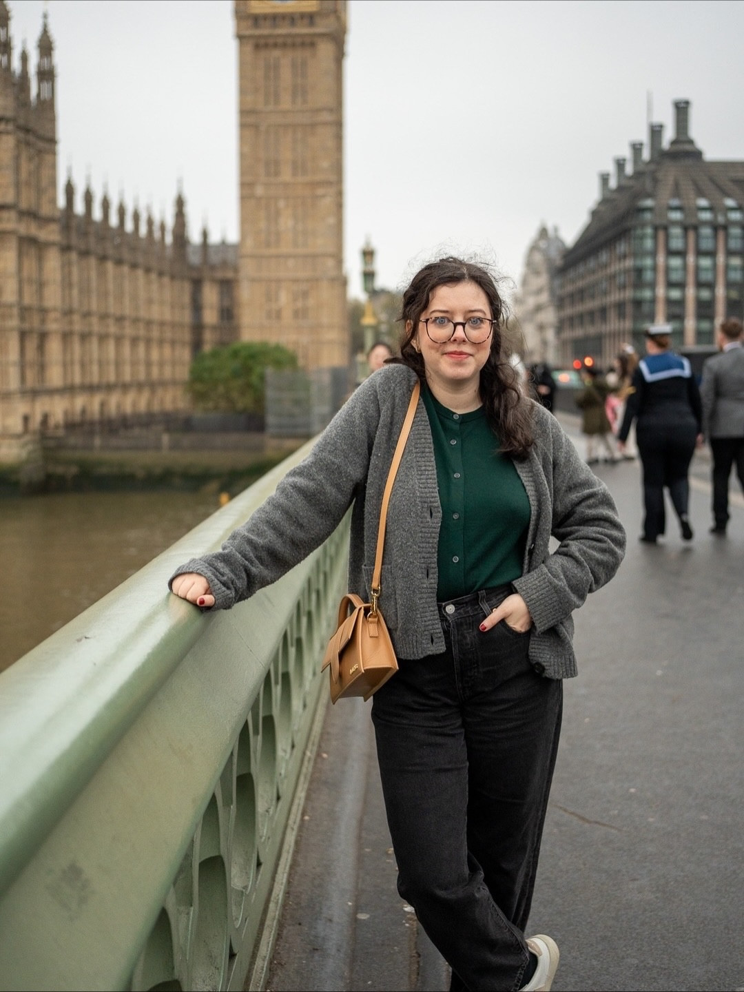 Quand le froid s’installe, on cherche tous des idées de tenues d’hiver qui gardent au chaud sans perdre en style.
Le double gilet est une astuce de layering ultra facile : deux couches, zéro effort, 100% chaleur et style.
⠀⠀⠀⠀⠀⠀⠀⠀⠀
Tu valides cette idée de look pour l’hiver ?
.
.
.
.
.
#ootd #lookdautomne #falloutfit

#LTKwinter #LTKstyletip #LTKpetite