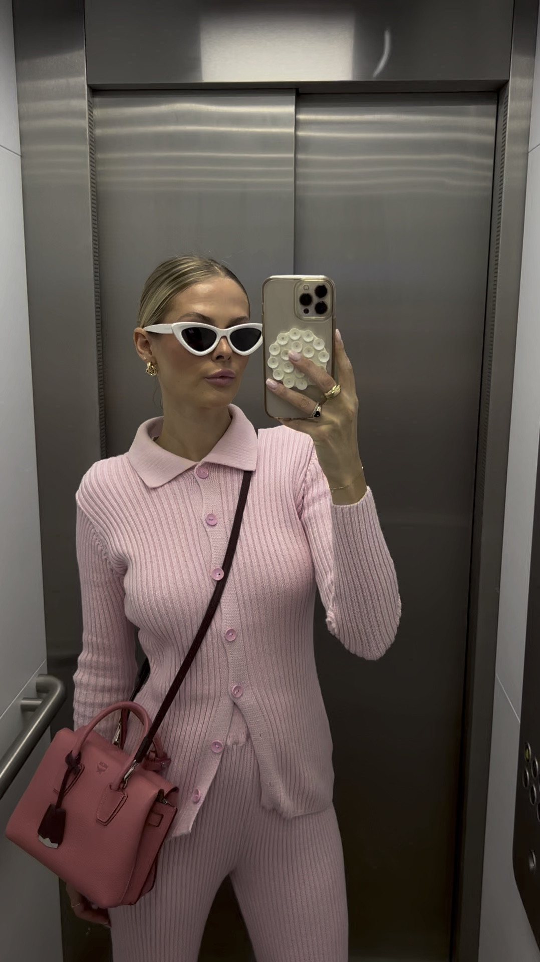 Similar pink knots wear 

#LTKdeutschland #LTKtravel