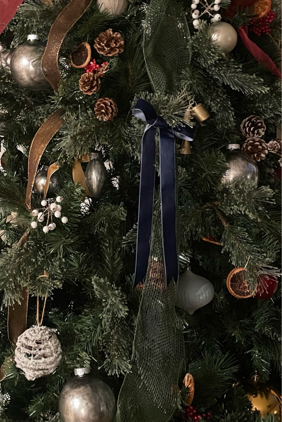 Everything you need to decorate your Christmas tree!
Velvet bows
Bells
Flocked ornaments
Oranges
Mercury glass ornaments
3 types of ribbon


#LTKSeasonal #LTKhome #LTKHoliday