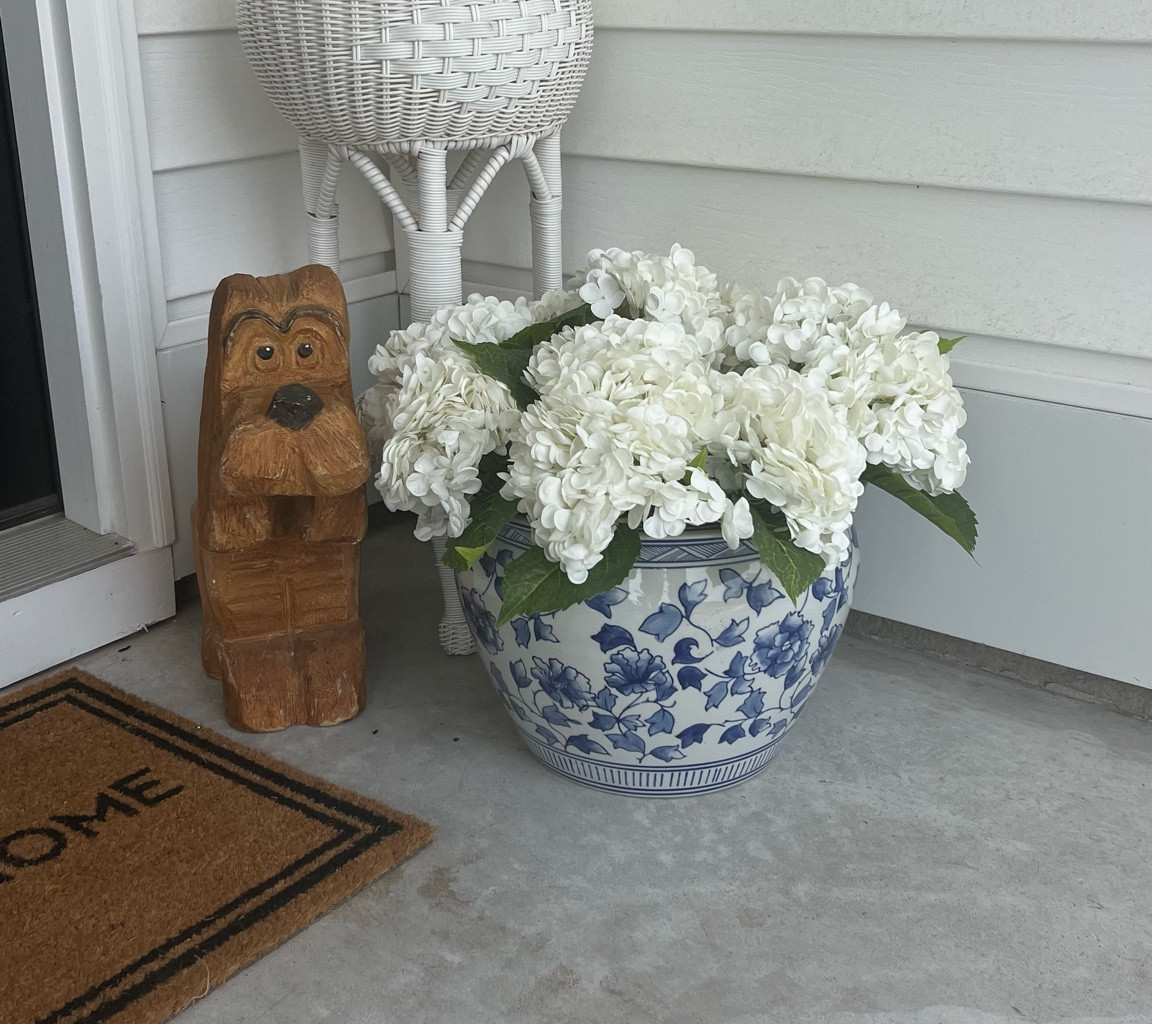 me 🤝 faux hydrangeas everywhere 

Summer porch, Nancy meyers, faux hydrangeas, faux outside flowers, fake flowers, spring decor, summer decor 

#LTKHome #LTKSeasonal #LTKFindsUnder100