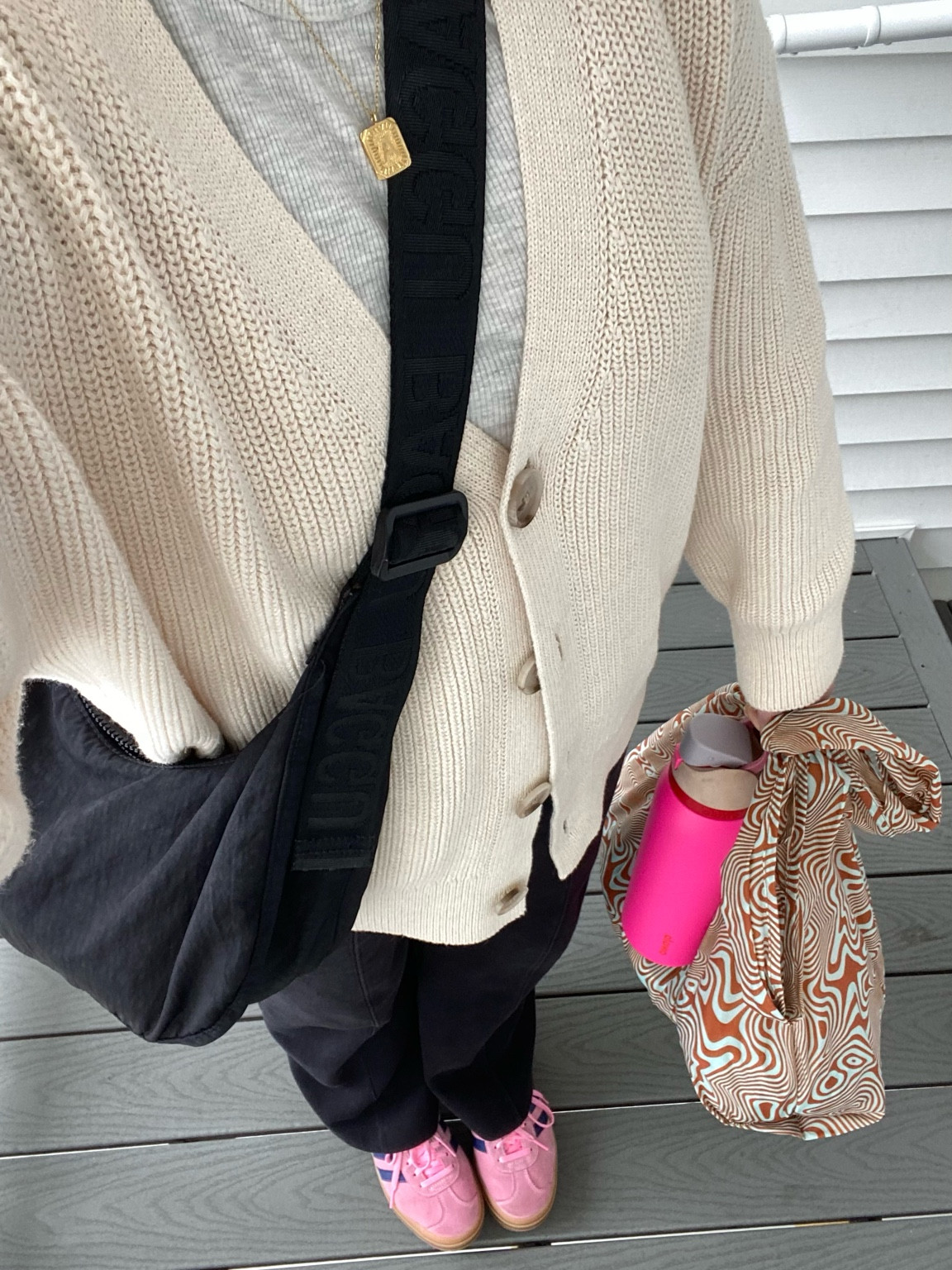 Transitioning seasons 💐 Comfy cozy outfit for cooler spring days! 

I got an XL in the cardigan for a slightly looser fit! 