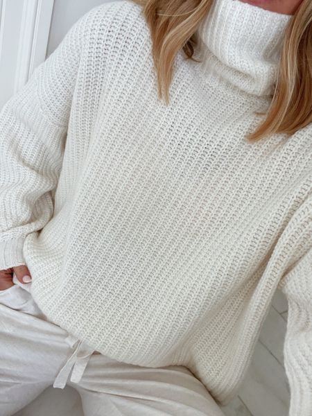 Cashblend turtleneck sweater wearing size small 