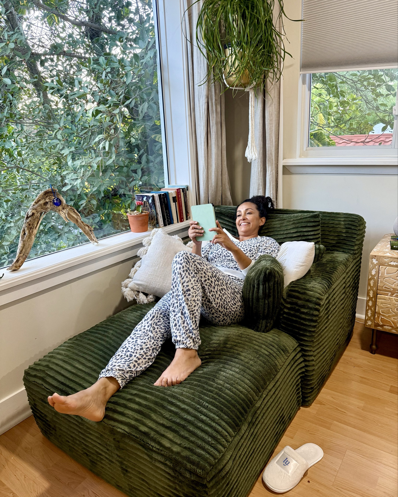 Llegó el fin de semana y yo estaré en mi pijama favorita, echada en mi rincón favorito de mi casa, leyendo en mi kindle !!!! 

#LTKOver40 #LTKootd #LTKselfcare