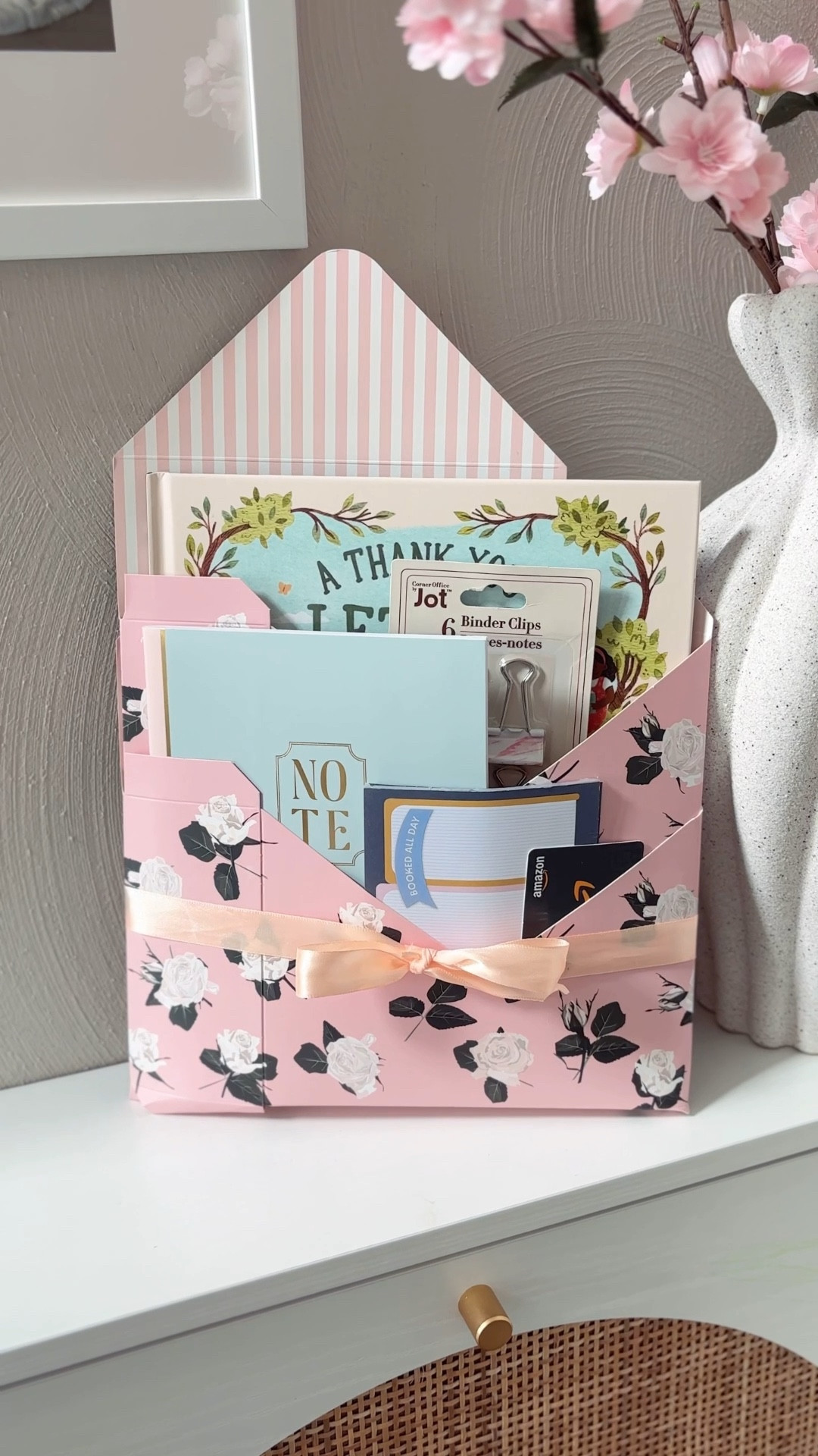 POV: you just found the cutest Teacher Appreciation gift idea ✨
This DIY teacher mailbox is thoughtful, practical, & adds the sweetest personal touch with the book “A Thank You Letter to My Teacher” 🥹💕
Such a meaningful way for your little ones to show appreciation for the teachers who love them all year long!

Comment “Teach” to get all the links sent straight to your inbox before they sell out 🫶🏻











.
.
.
.
.
.
#teacherappreciationweek #teachergift #teachergifts #teachergiftideas #teacherappreciation 

#LTKKids #LTKmomlife #LTKMothersDay