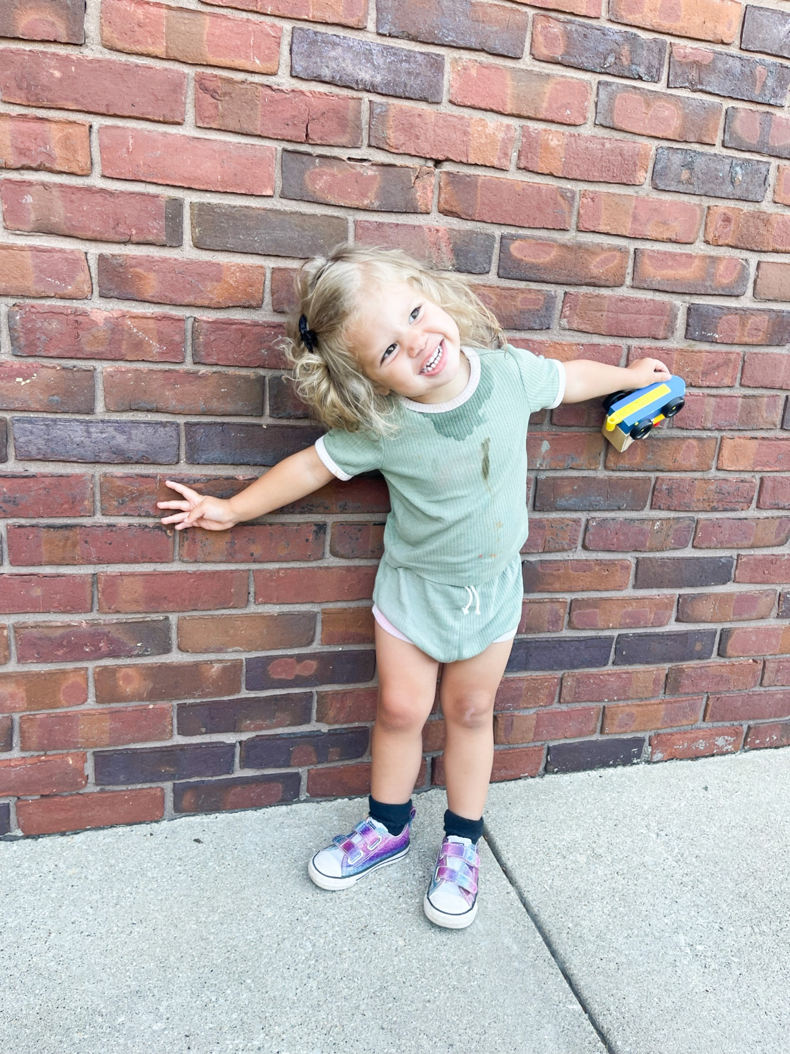 Toddler girls Summer outfit | H&M outfit sale finds | Converse shoes 

#toddlergirls #ootd #outfitlook #looksforless #salefinds 