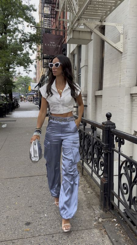 #nyfw #cargopants

Shop my bag 👇🏻

https://www.orianalamarca.com/collections/hand-bags/products/zyla-silver-dumpling-bag