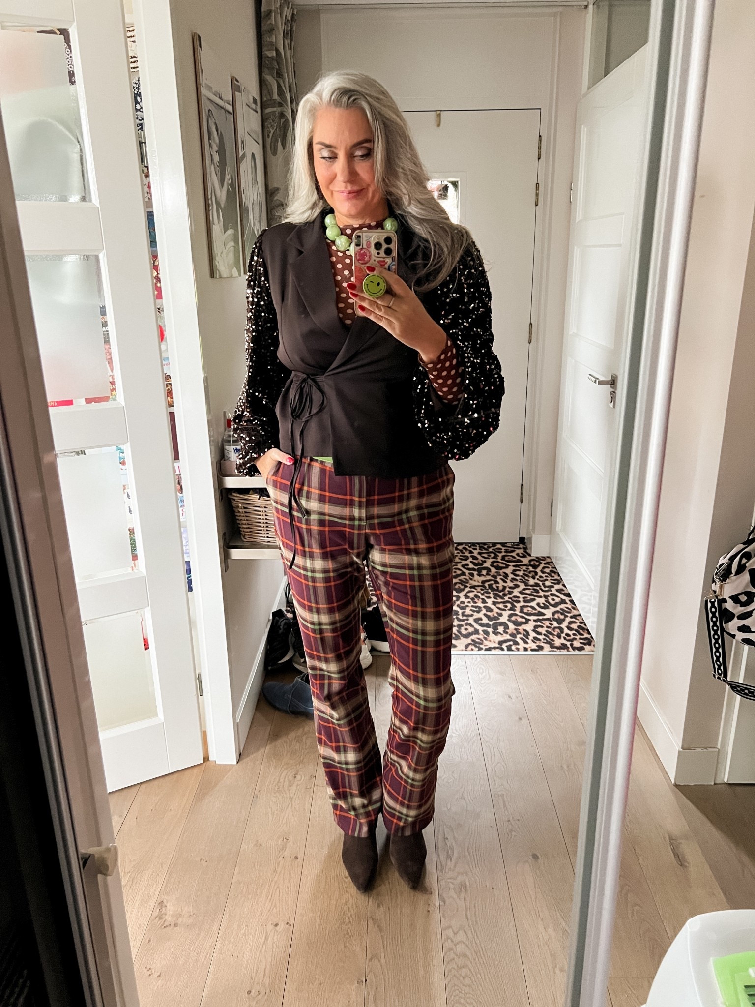 OOTD - Zaterdag. Een chocoladebruine overslag blazer met pailetten mouwen (xl, https://terstal-nl.mtpc.se/5859281) over een polkadot mesh top (Friends of), geruite pantalon van Tessa Koops, suède bruine laarzen (tts) en een groene statement ketting (Nikki Brigitte). 



#LTKstyletip #LTKeurope #LTKwinter